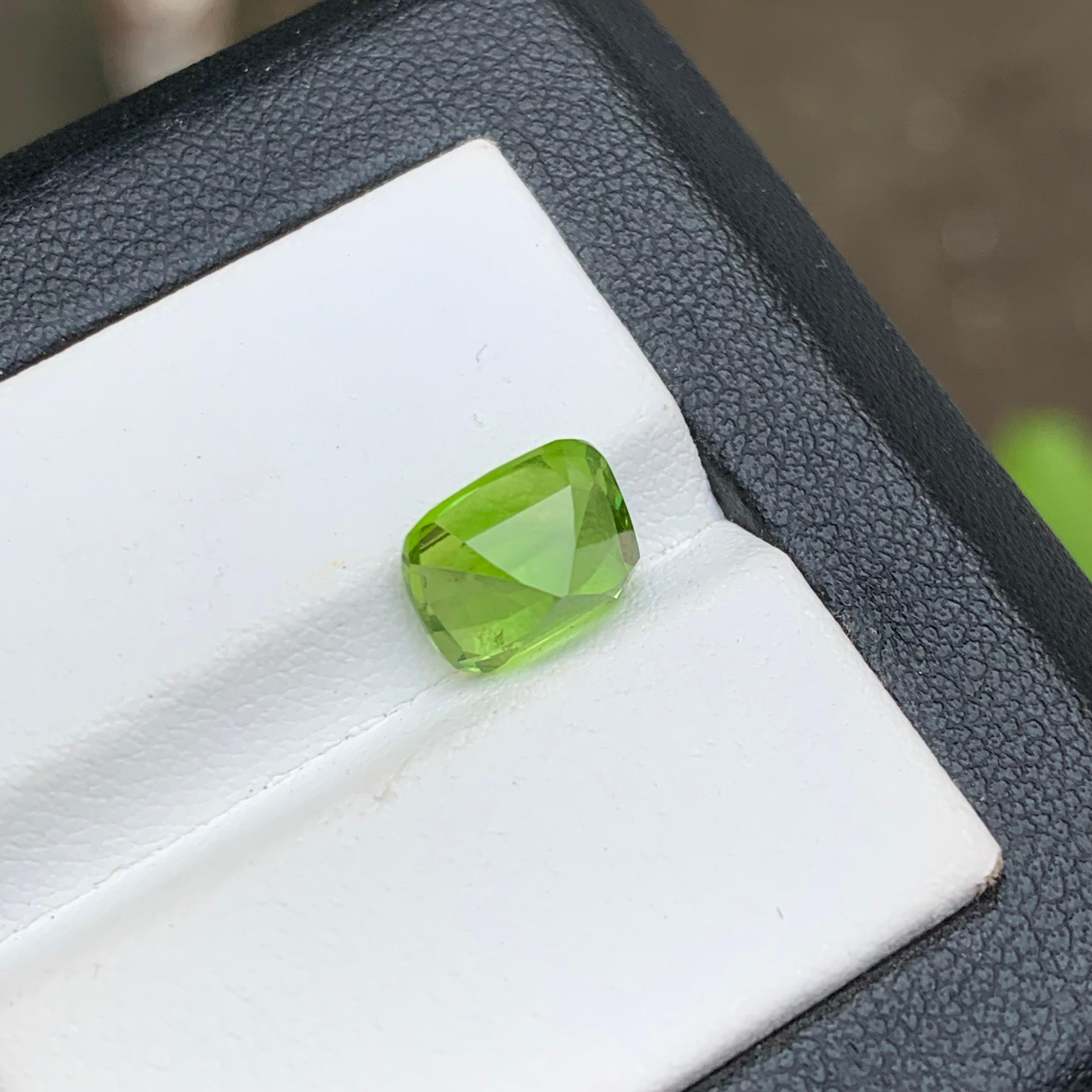 Vivid Green Natural Peridot Ring Loose Gemstone 3 Ct Cushion Cut for Jewelry For Sale 1