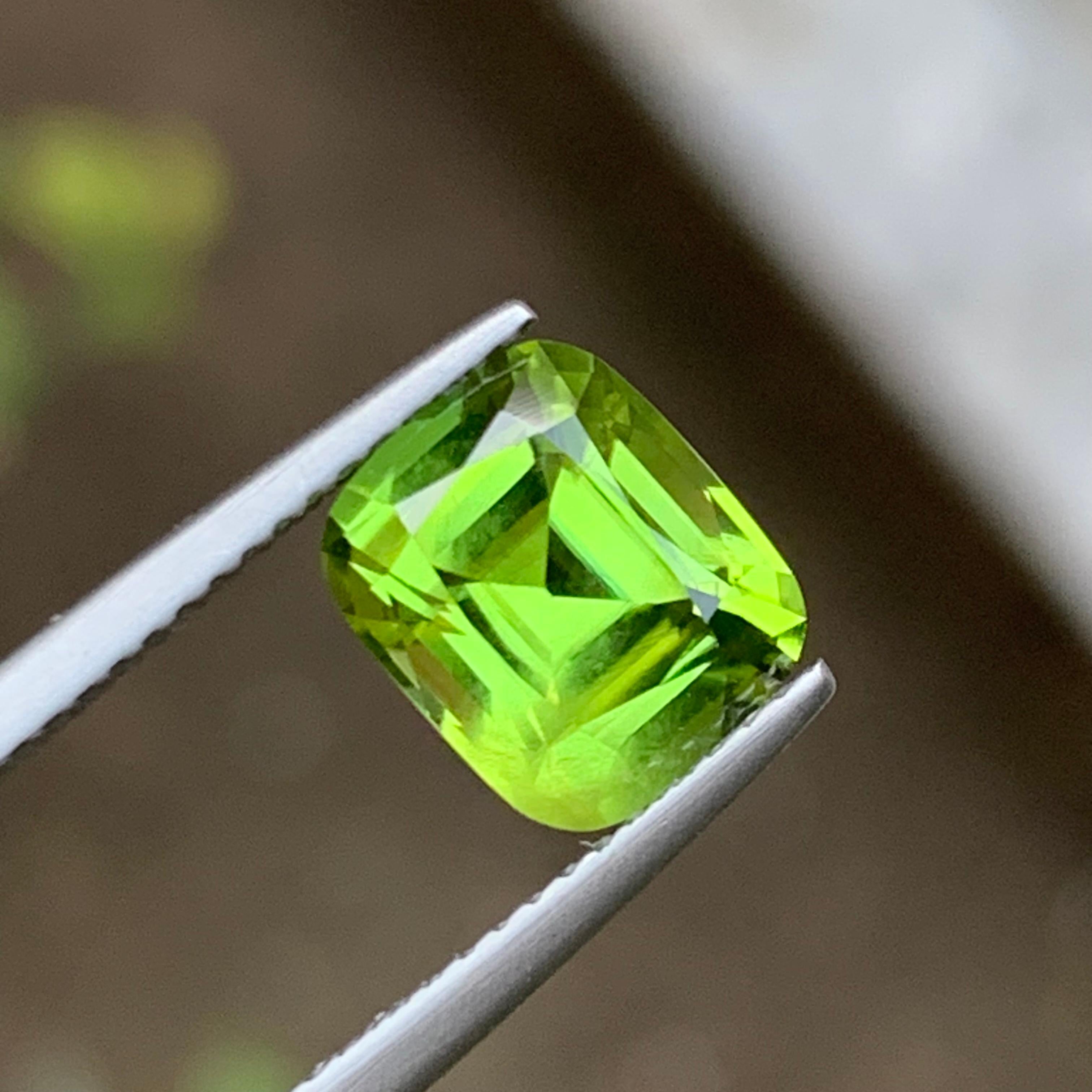 Vivid Green Natural Peridot Ring Loose Gemstone 3 Ct Cushion Cut for Jewelry For Sale 2