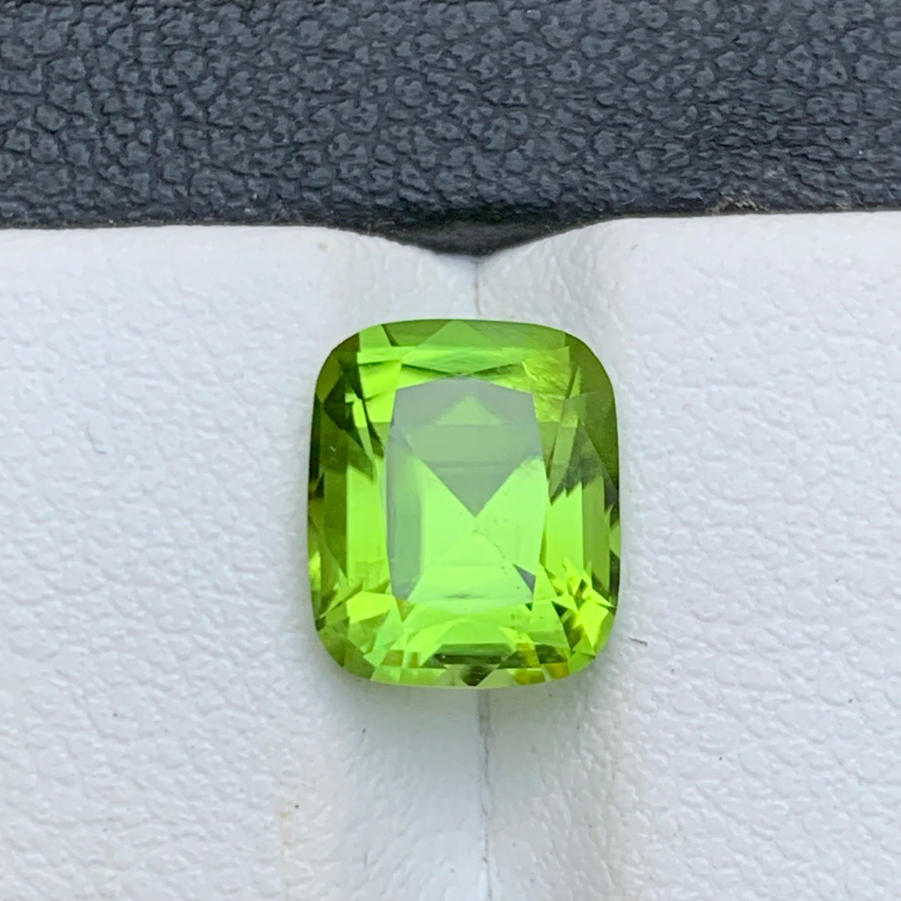 Vivid Green Natural Peridot Ring Loose Gemstone 3 Ct Cushion Cut for Jewelry For Sale 4
