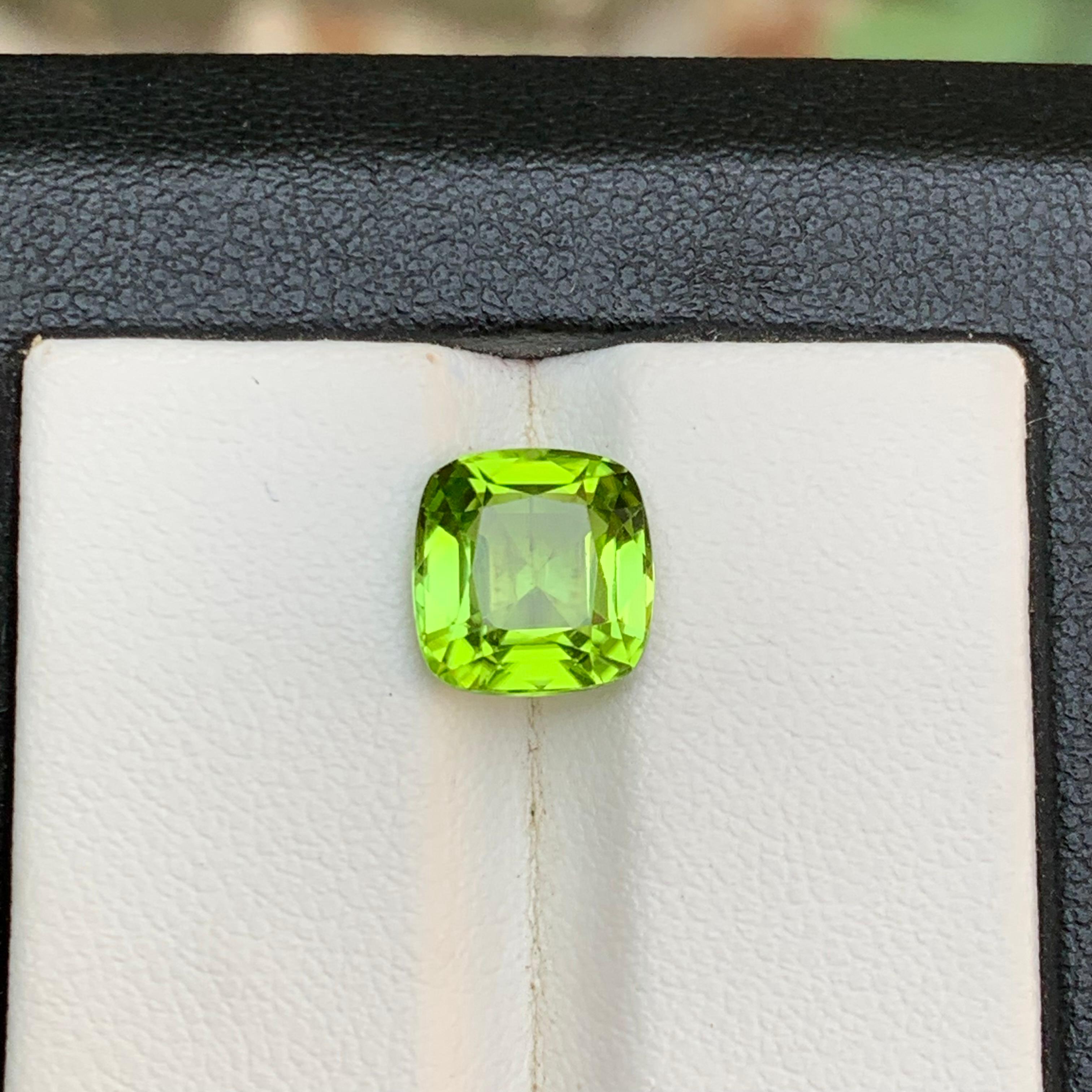 Vivid Green Natural Peridot Ring Lose Edelstein 3,36 Ct Square Cushion-Schmuck im Zustand „Neu“ im Angebot in Peshawar, PK