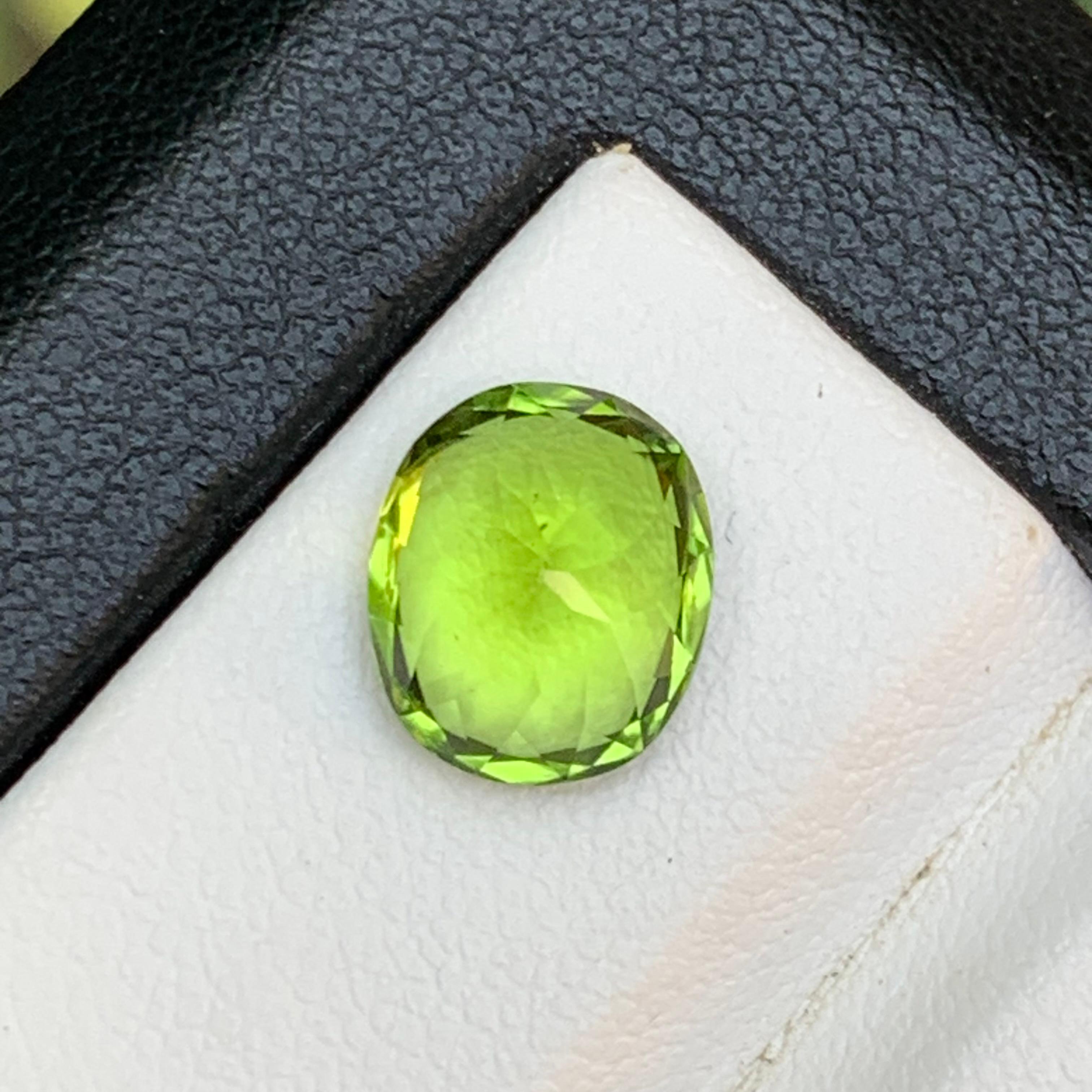 Vivid Green Natural Peridot Ring Lose Edelstein 3,46 Ct Oval Schliff für Schmuck im Zustand „Neu“ im Angebot in Peshawar, PK