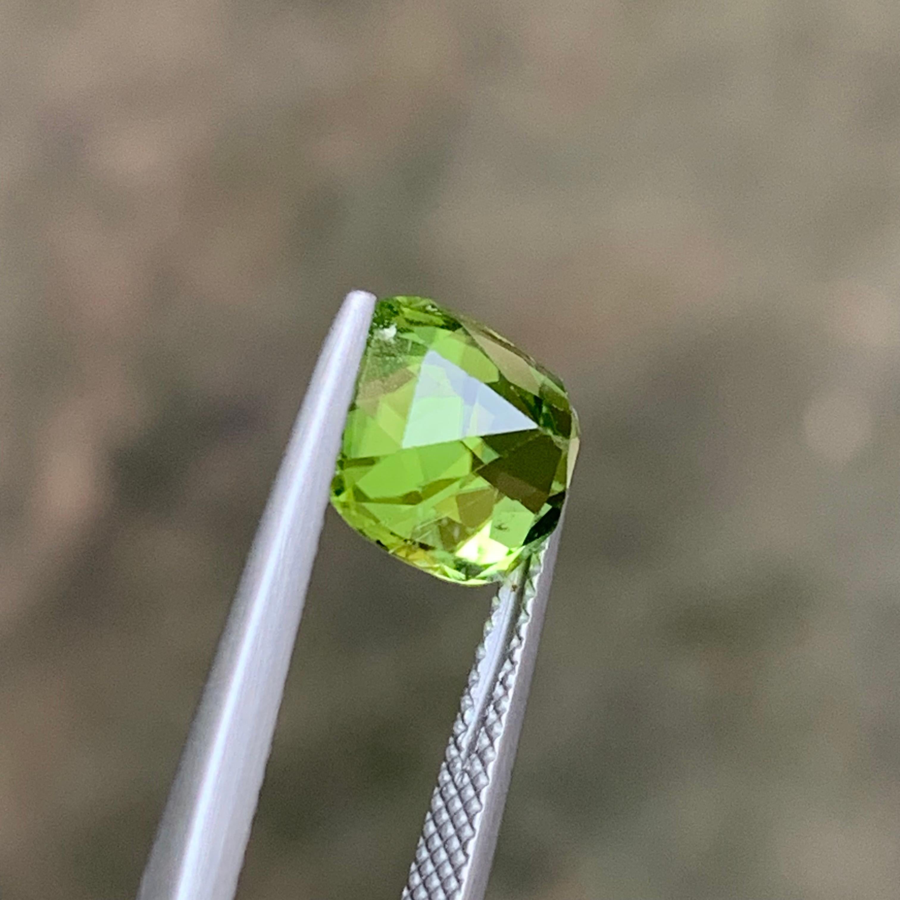 Anello di peridoto naturale verde vivo, gemma sfusa da 3,80 carati con taglio a cuscino per gioielli in vendita 4
