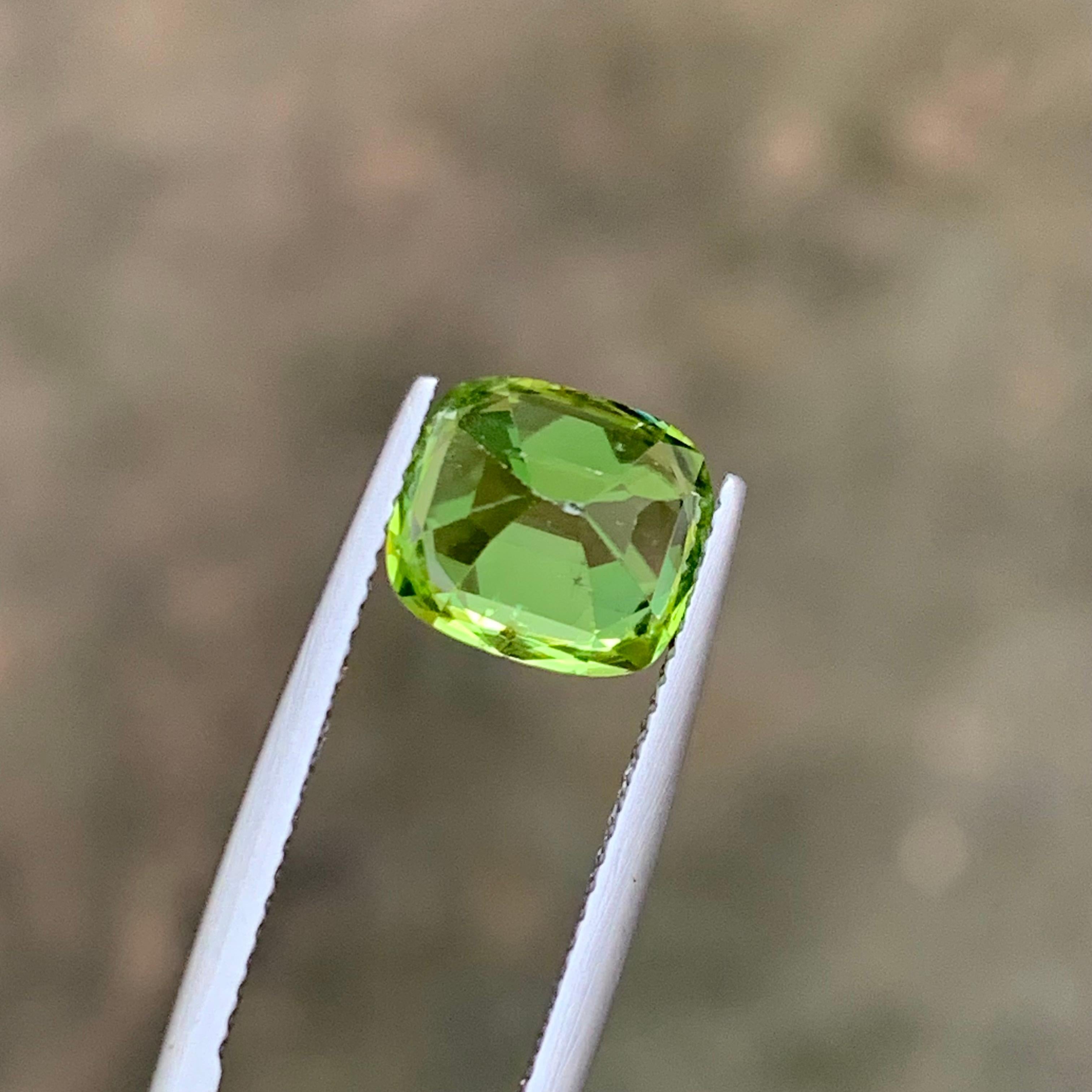 Anello di peridoto naturale verde vivo, gemma sfusa da 3,80 carati con taglio a cuscino per gioielli in vendita 5