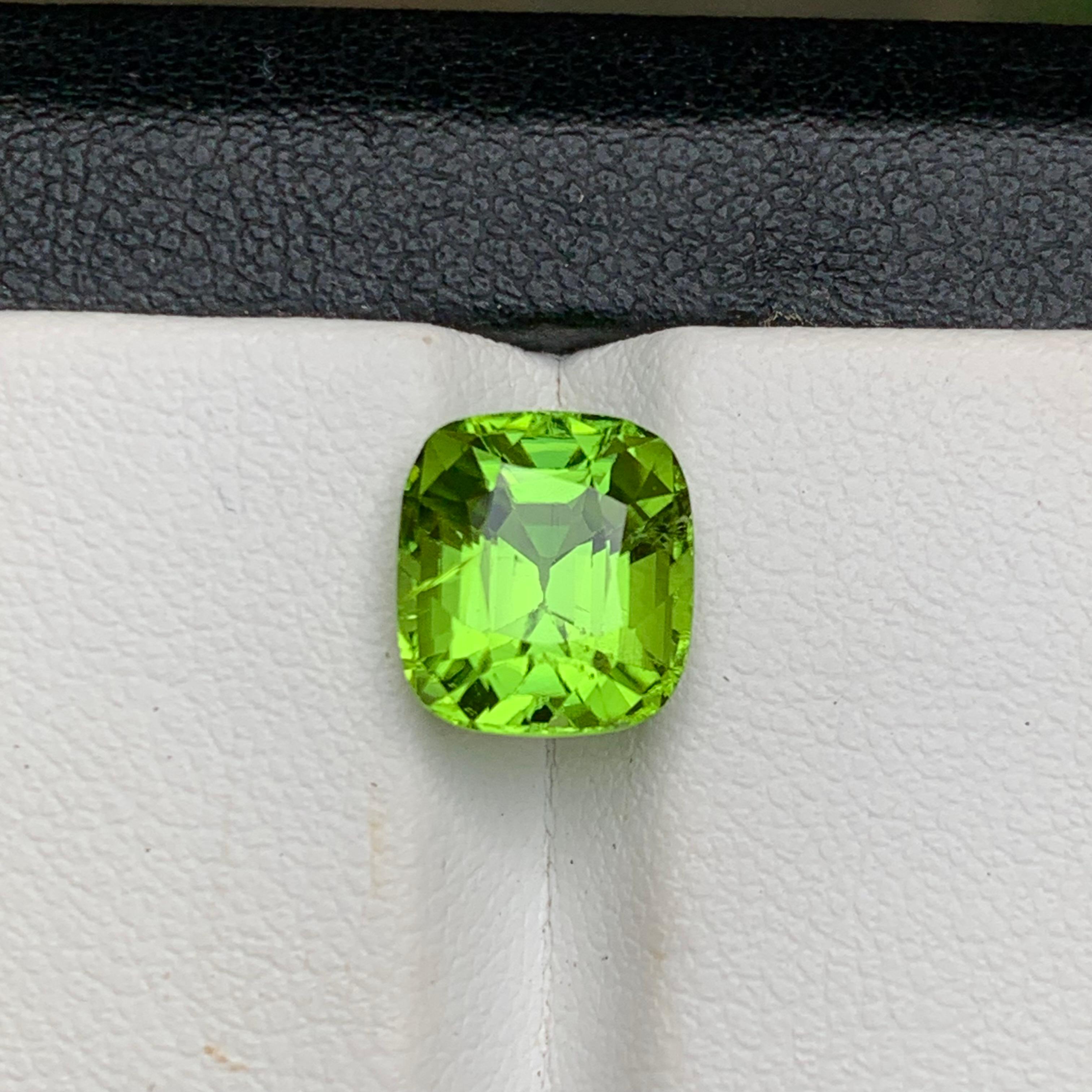 Anello di peridoto naturale verde vivo, gemma sfusa da 3,80 carati con taglio a cuscino per gioielli in vendita 6