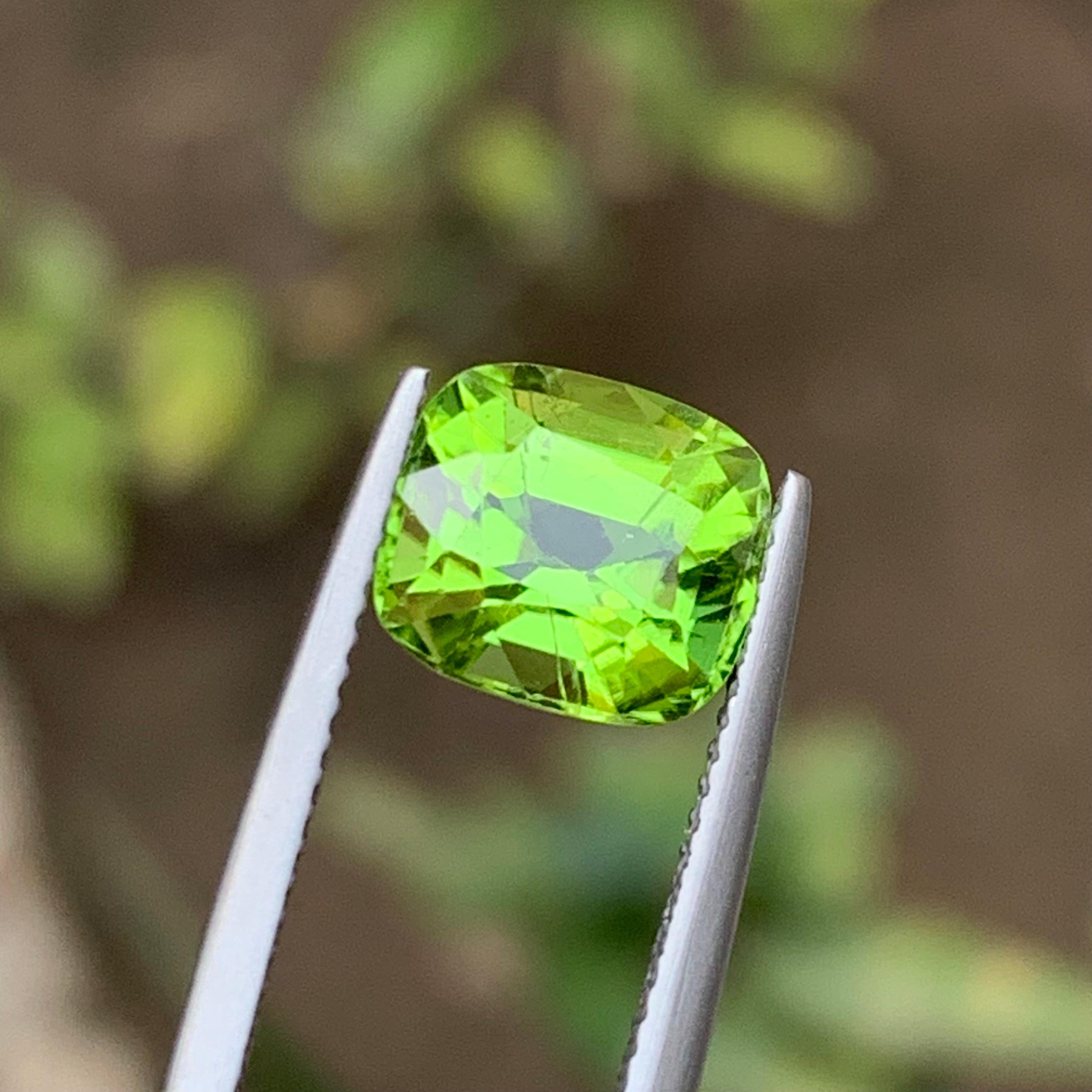 Anello di peridoto naturale verde vivo, gemma sfusa da 3,80 carati con taglio a cuscino per gioielli in vendita 7