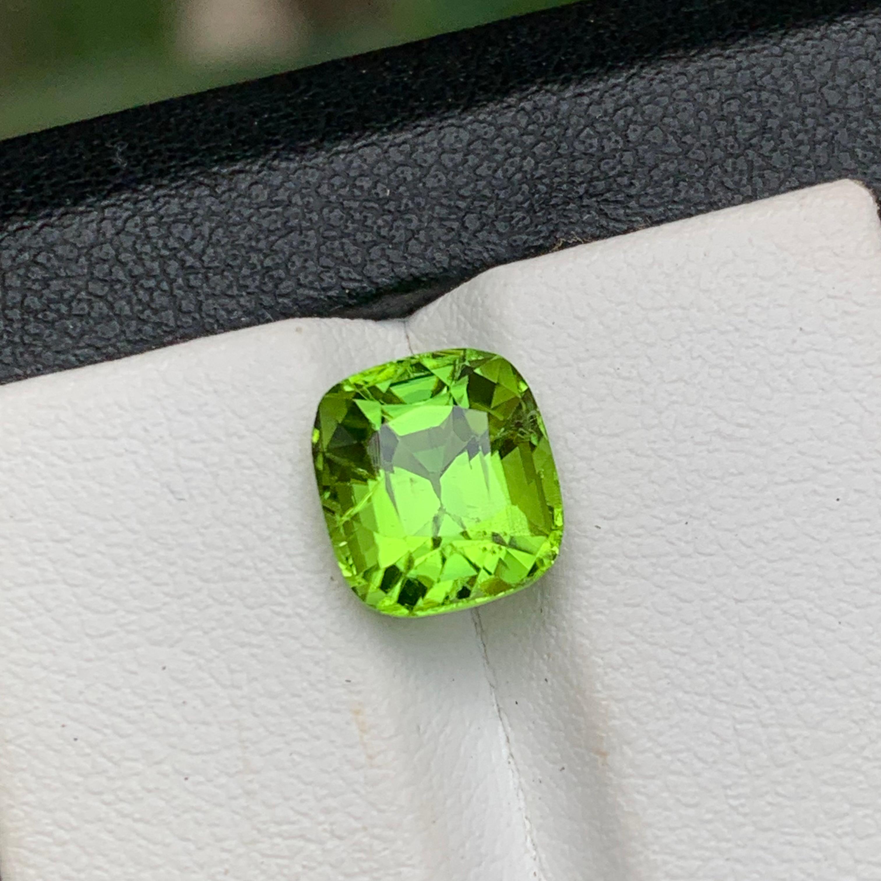 Contemporaneo Anello di peridoto naturale verde vivo, gemma sfusa da 3,80 carati con taglio a cuscino per gioielli in vendita