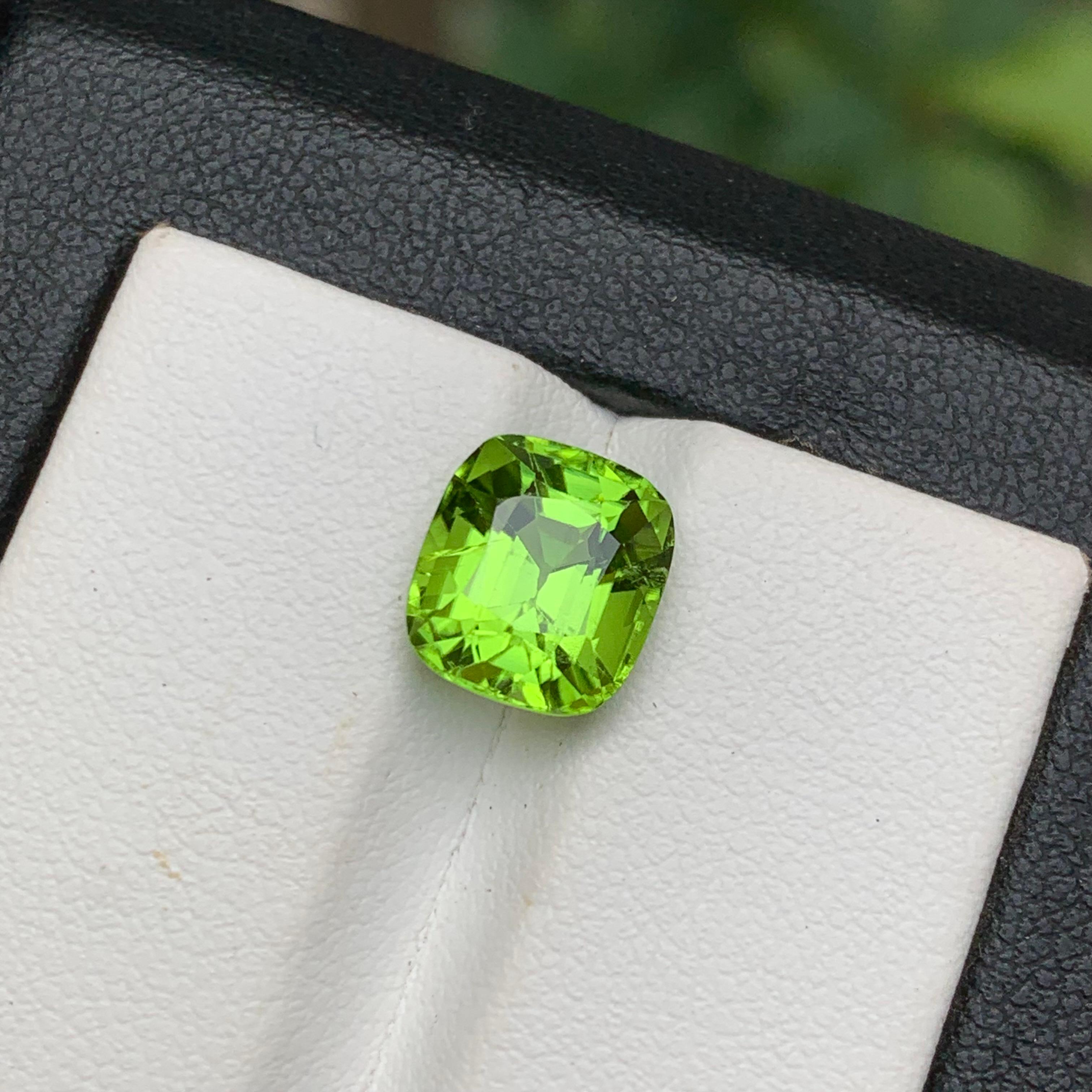 Taglio cuscino Anello di peridoto naturale verde vivo, gemma sfusa da 3,80 carati con taglio a cuscino per gioielli in vendita