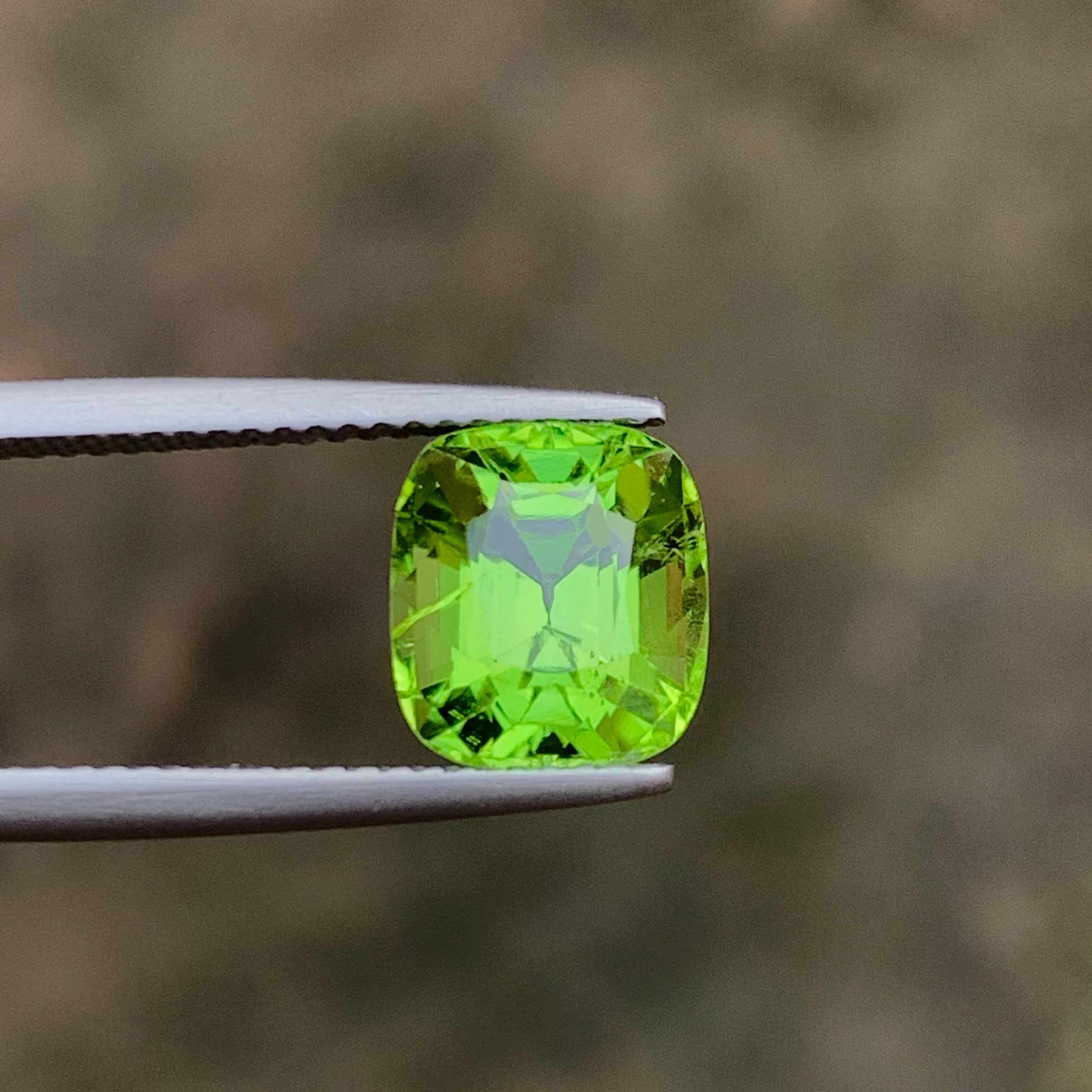 Anello di peridoto naturale verde vivo, gemma sfusa da 3,80 carati con taglio a cuscino per gioielli In condizioni Nuovo in vendita a Peshawar, PK