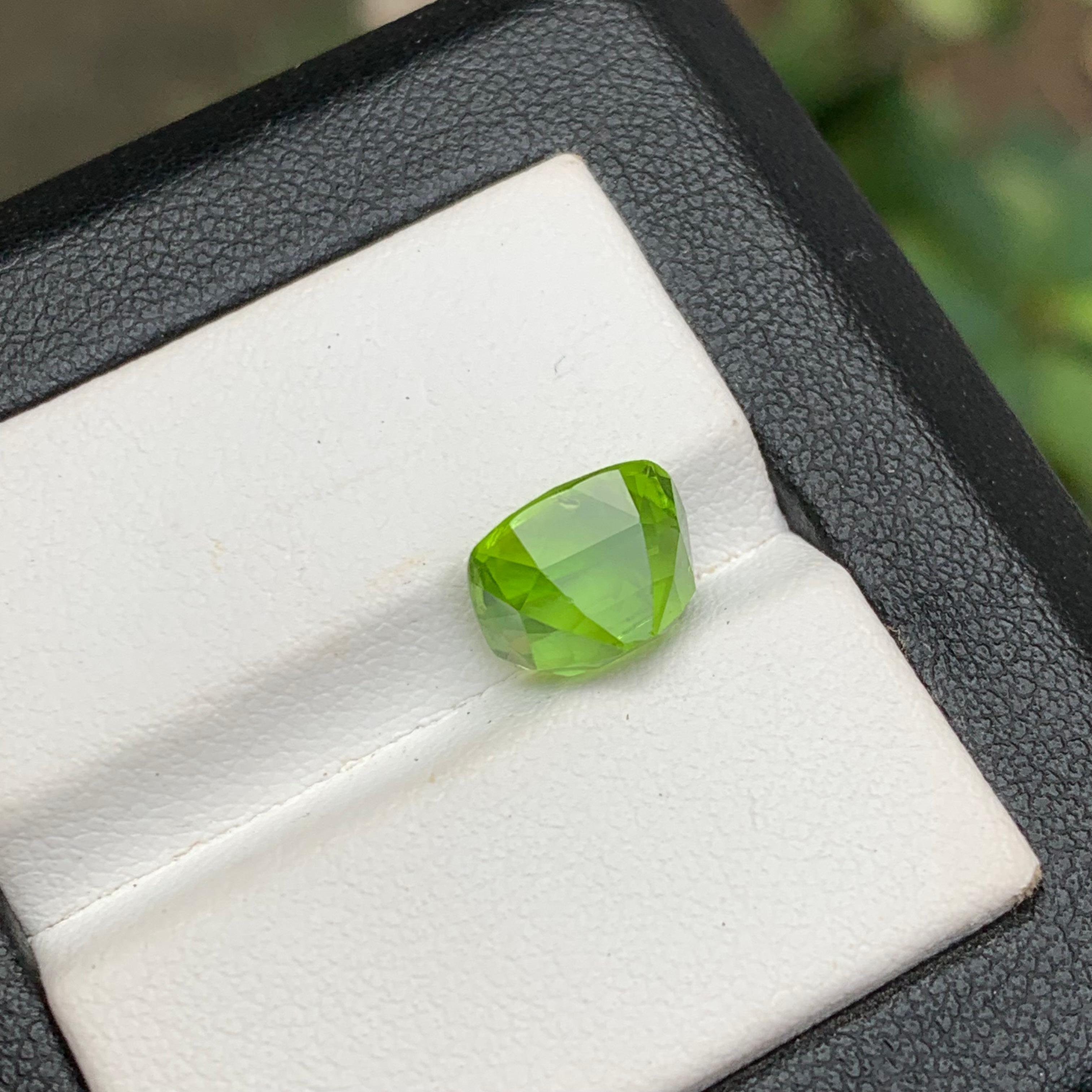 Anello di peridoto naturale verde vivo, gemma sfusa da 3,80 carati con taglio a cuscino per gioielli in vendita 1