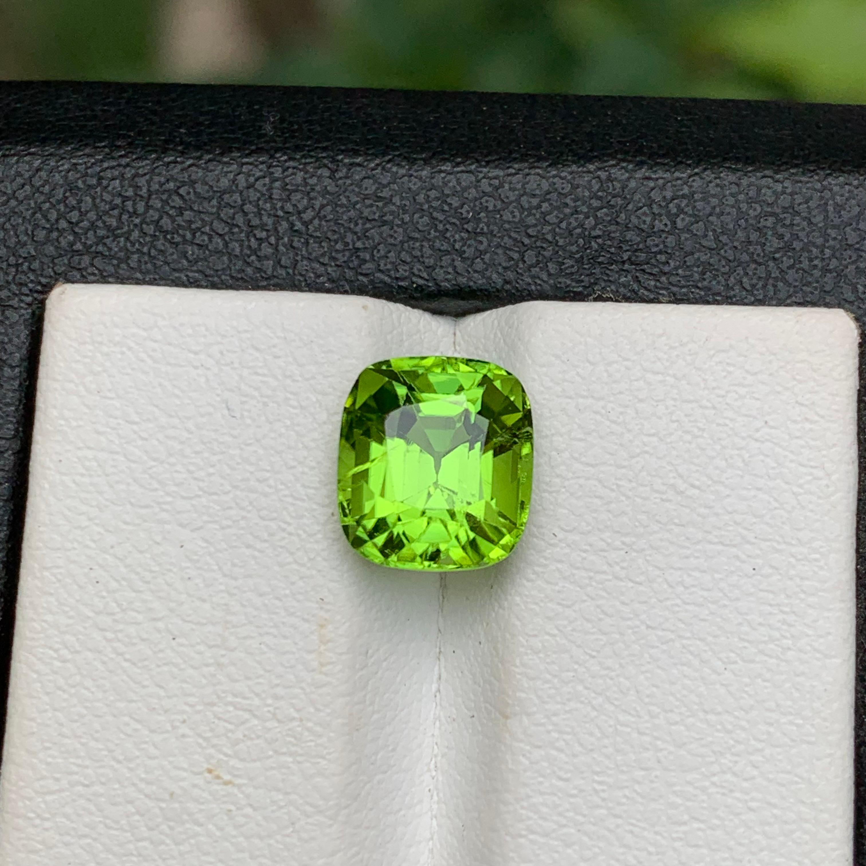 Anello di peridoto naturale verde vivo, gemma sfusa da 3,80 carati con taglio a cuscino per gioielli in vendita 2