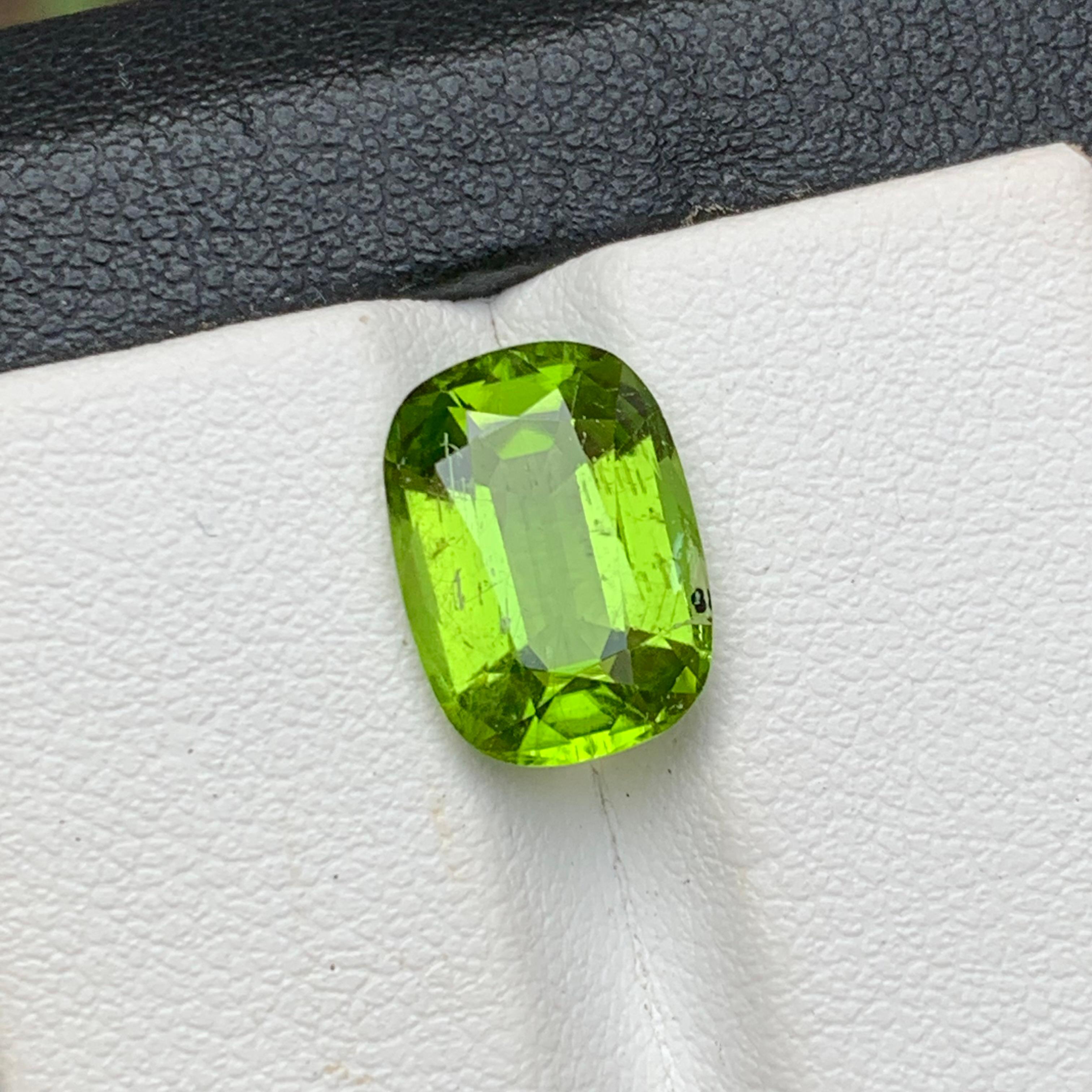 Contemporary Vivid Green Natural Peridot Ring Loose Gemstone 4.30 Ct Cushion Cut for Jewelry For Sale