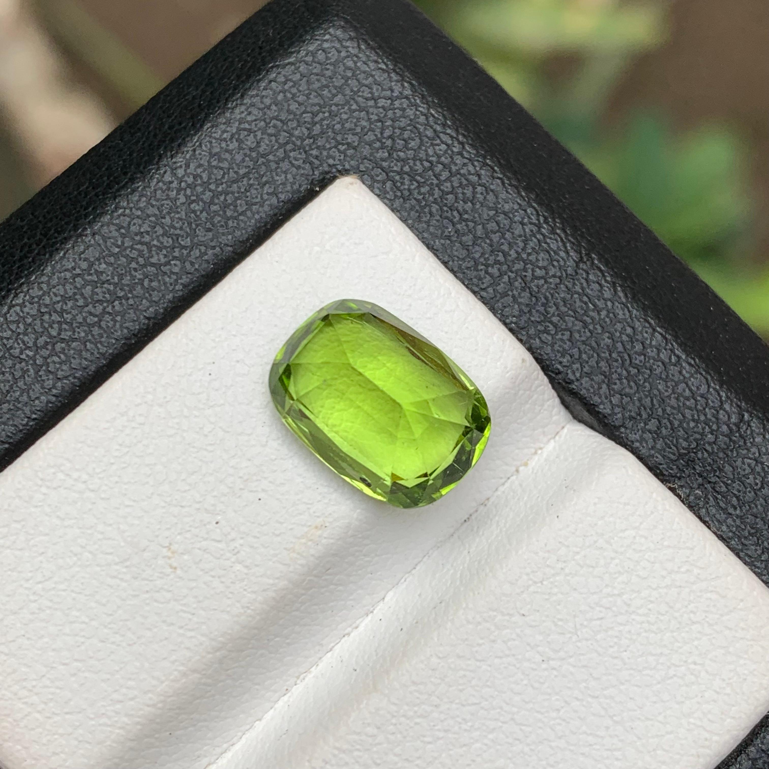 Vivid Green Natural Peridot Ring Loose Gemstone 4.30 Ct Cushion Cut for Jewelry In New Condition For Sale In Peshawar, PK