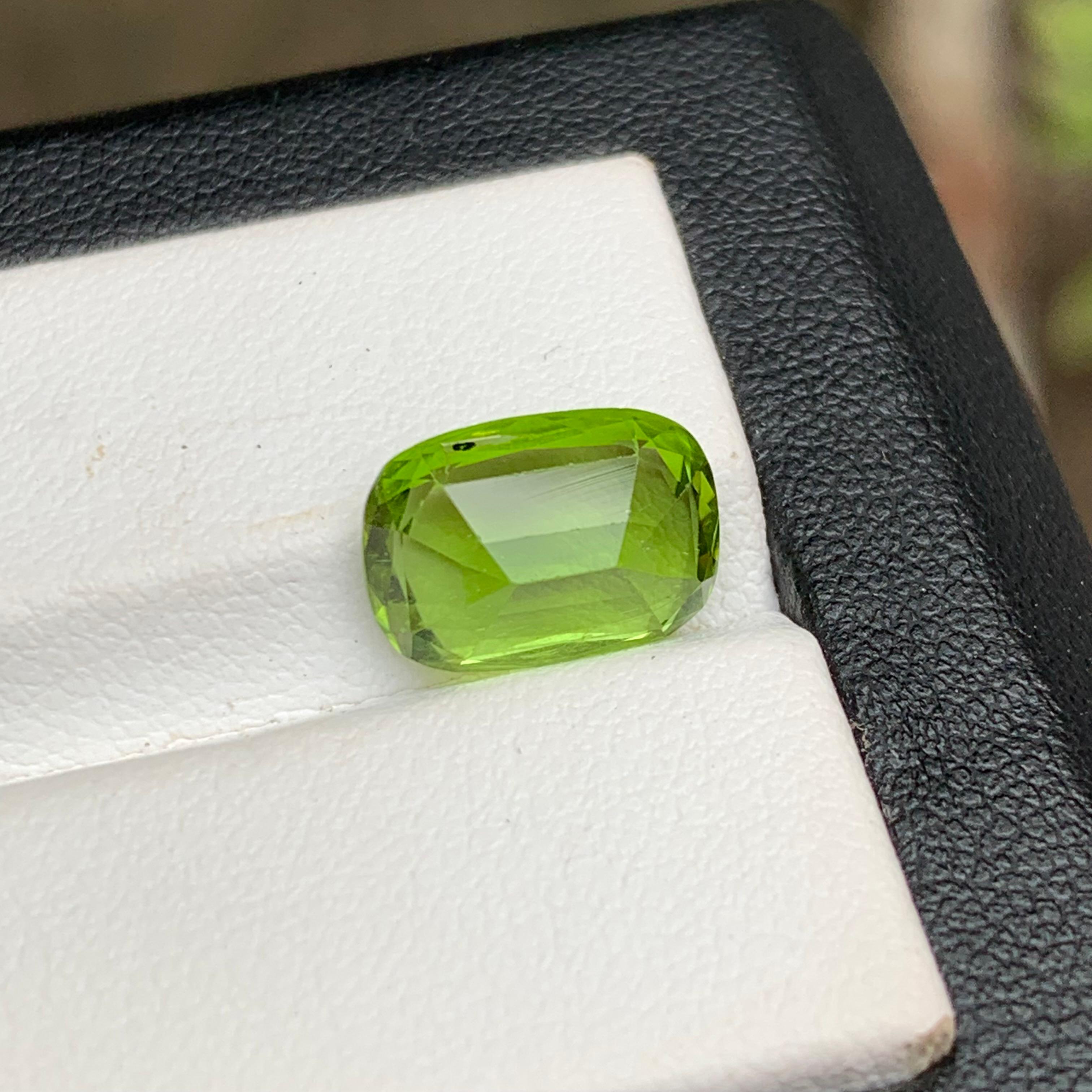 Women's or Men's Vivid Green Natural Peridot Ring Loose Gemstone 4.30 Ct Cushion Cut for Jewelry For Sale