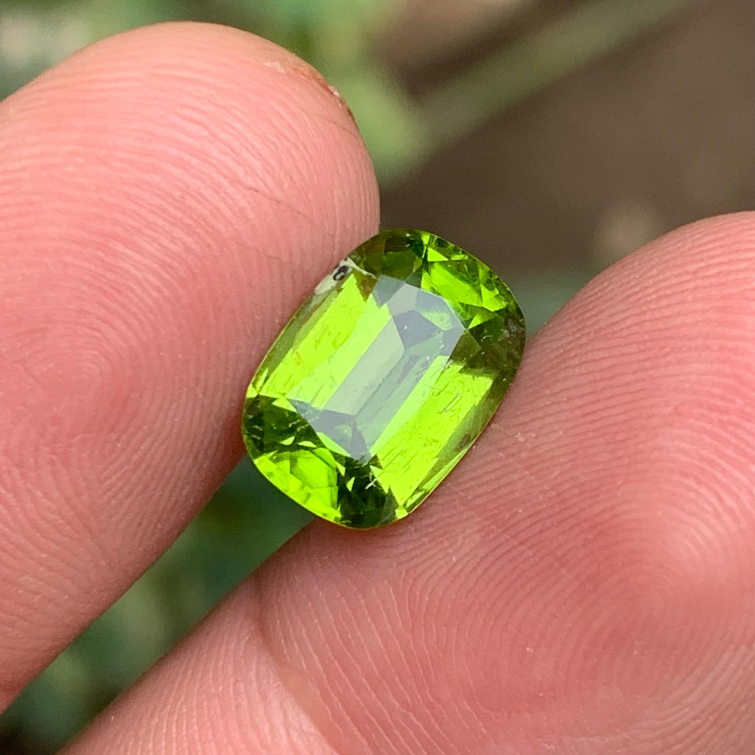 Vivid Green Natural Peridot Ring Loose Gemstone 4.30 Ct Cushion Cut for Jewelry For Sale 1