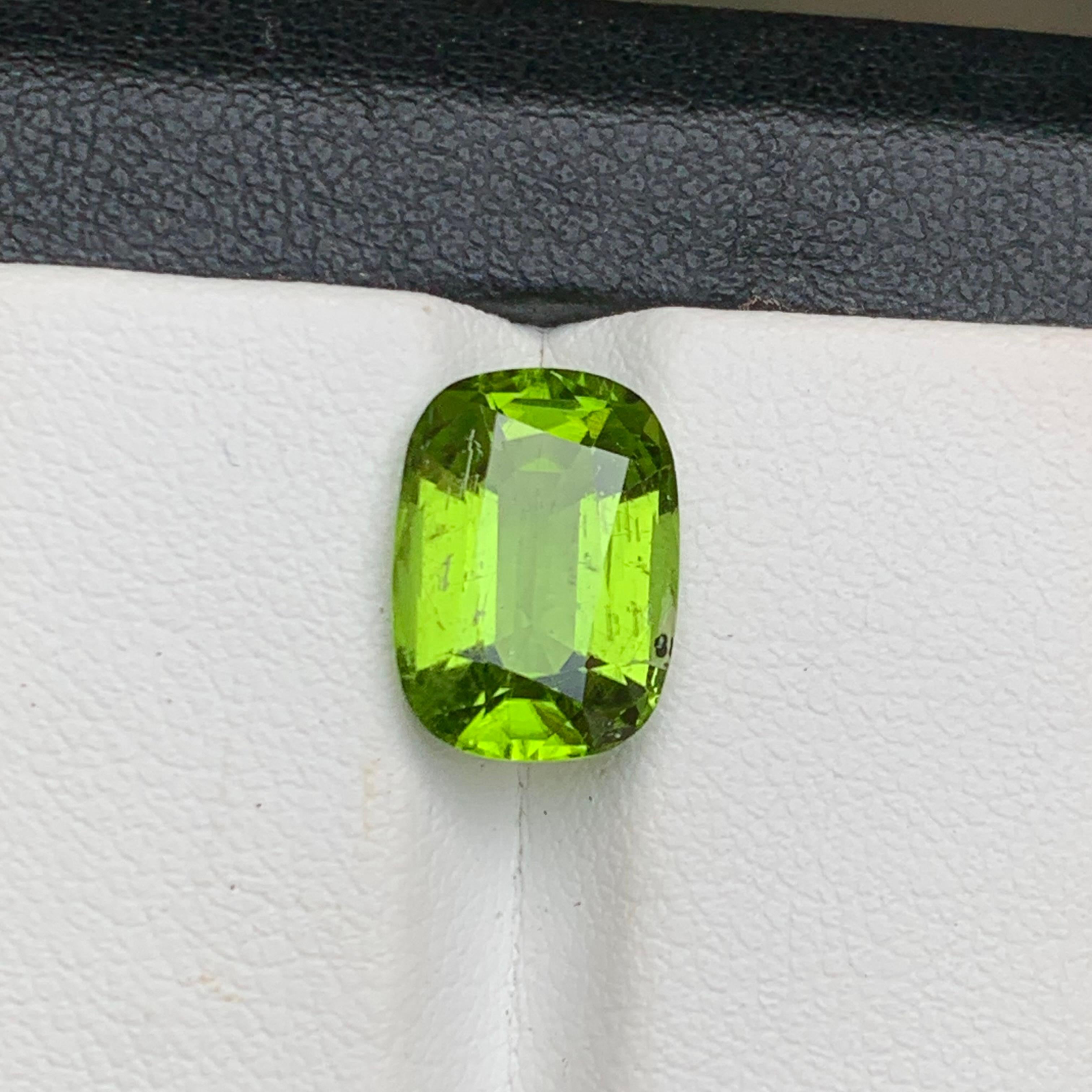 Vivid Green Natural Peridot Ring Loose Gemstone 4.30 Ct Cushion Cut for Jewelry For Sale 2