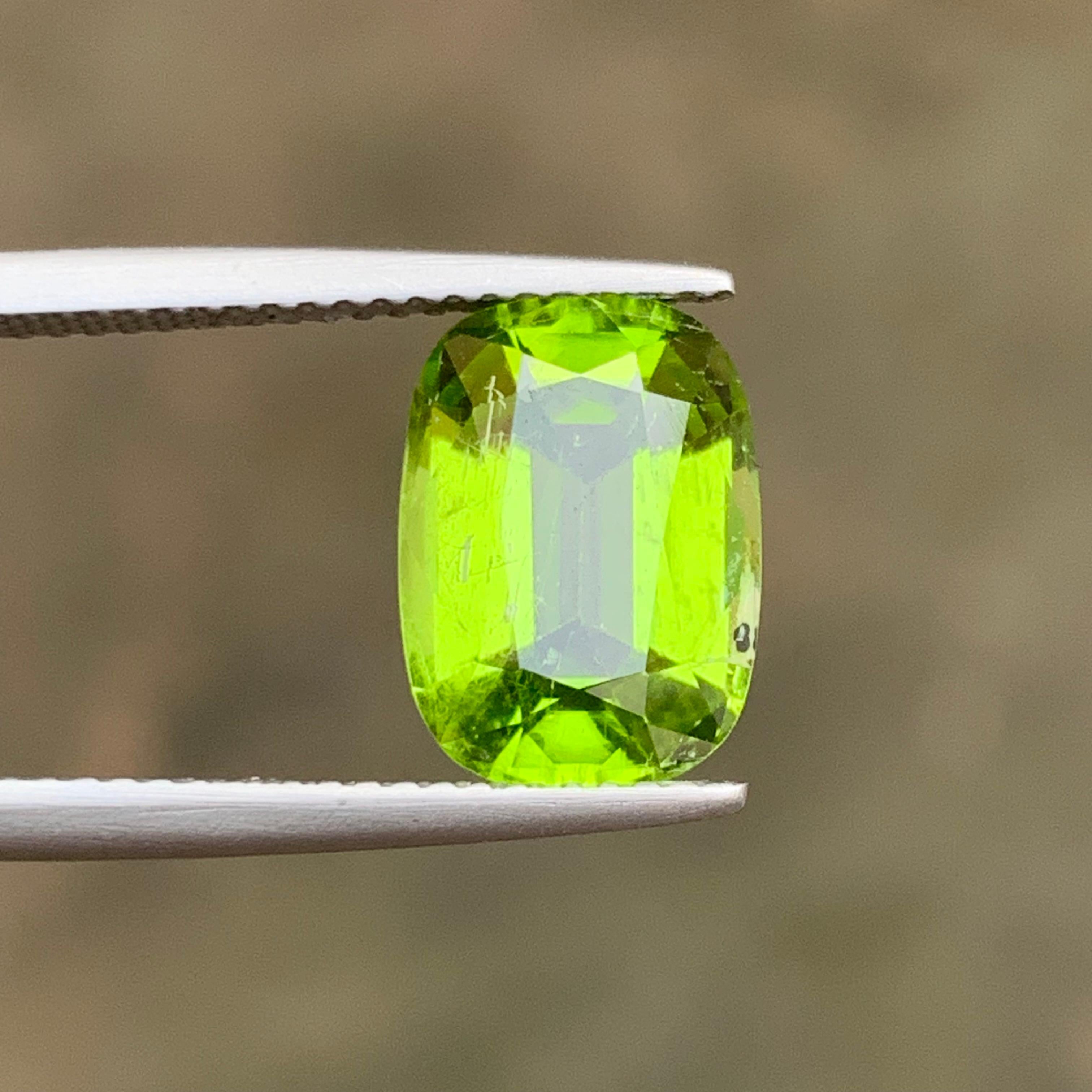 Vivid Green Natural Peridot Ring Loose Gemstone 4.30 Ct Cushion Cut for Jewelry For Sale 3