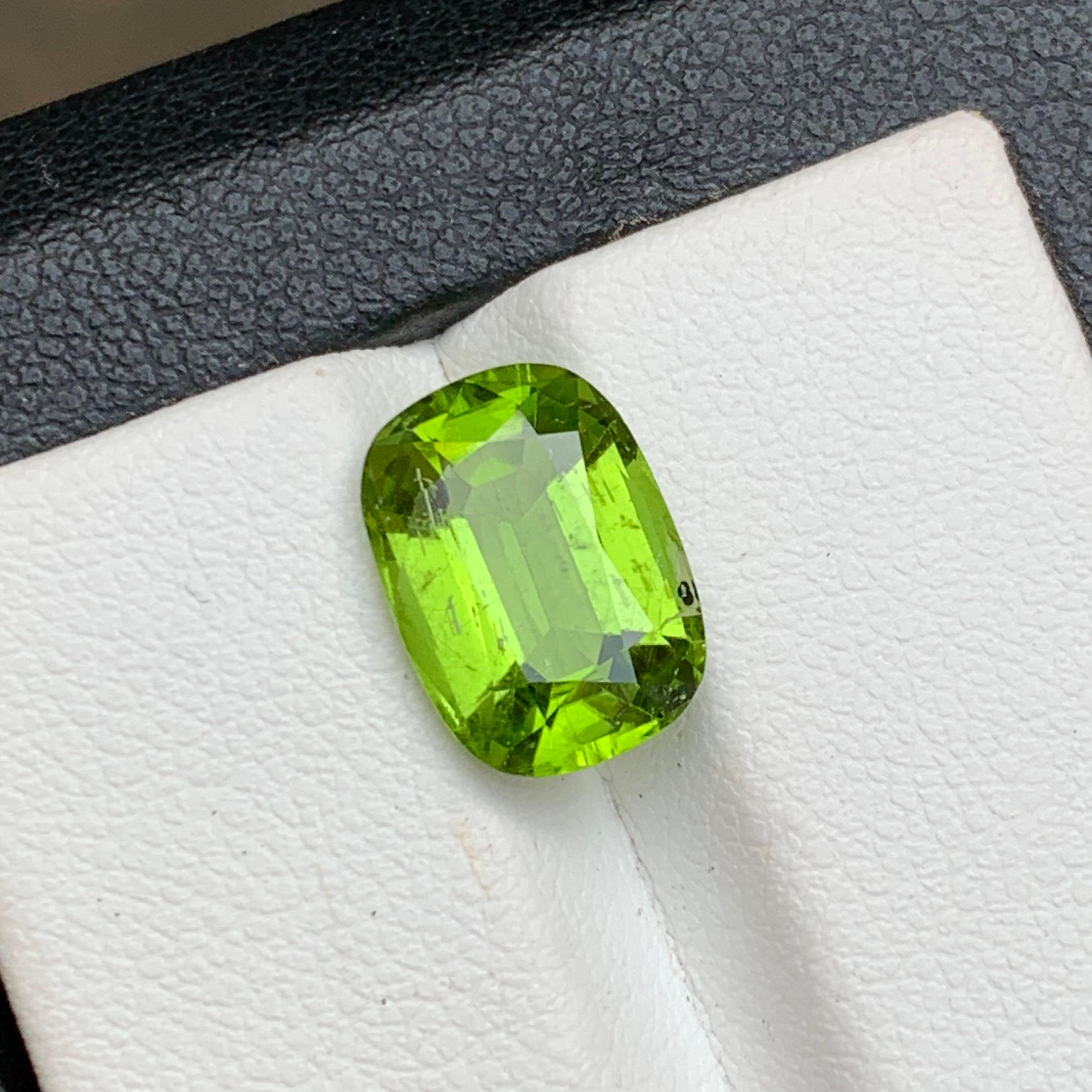 Vivid Green Natural Peridot Ring Loose Gemstone 4.30 Ct Cushion Cut for Jewelry For Sale 4