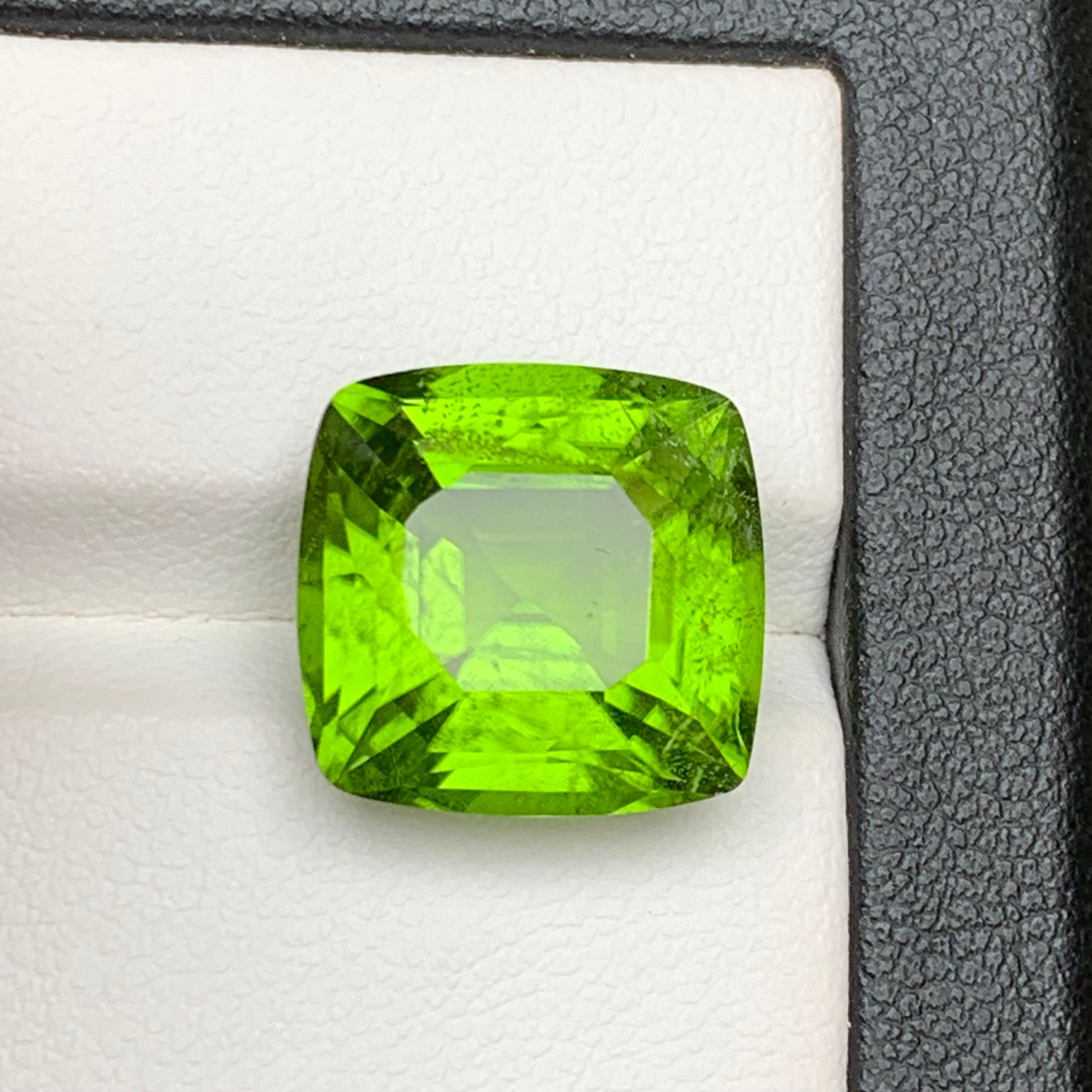 Antique Cushion Cut Vivid Green Natural Peridot Ring, Pendant Gemstone 12.10 Ct Cushion Cut-Jewelry For Sale