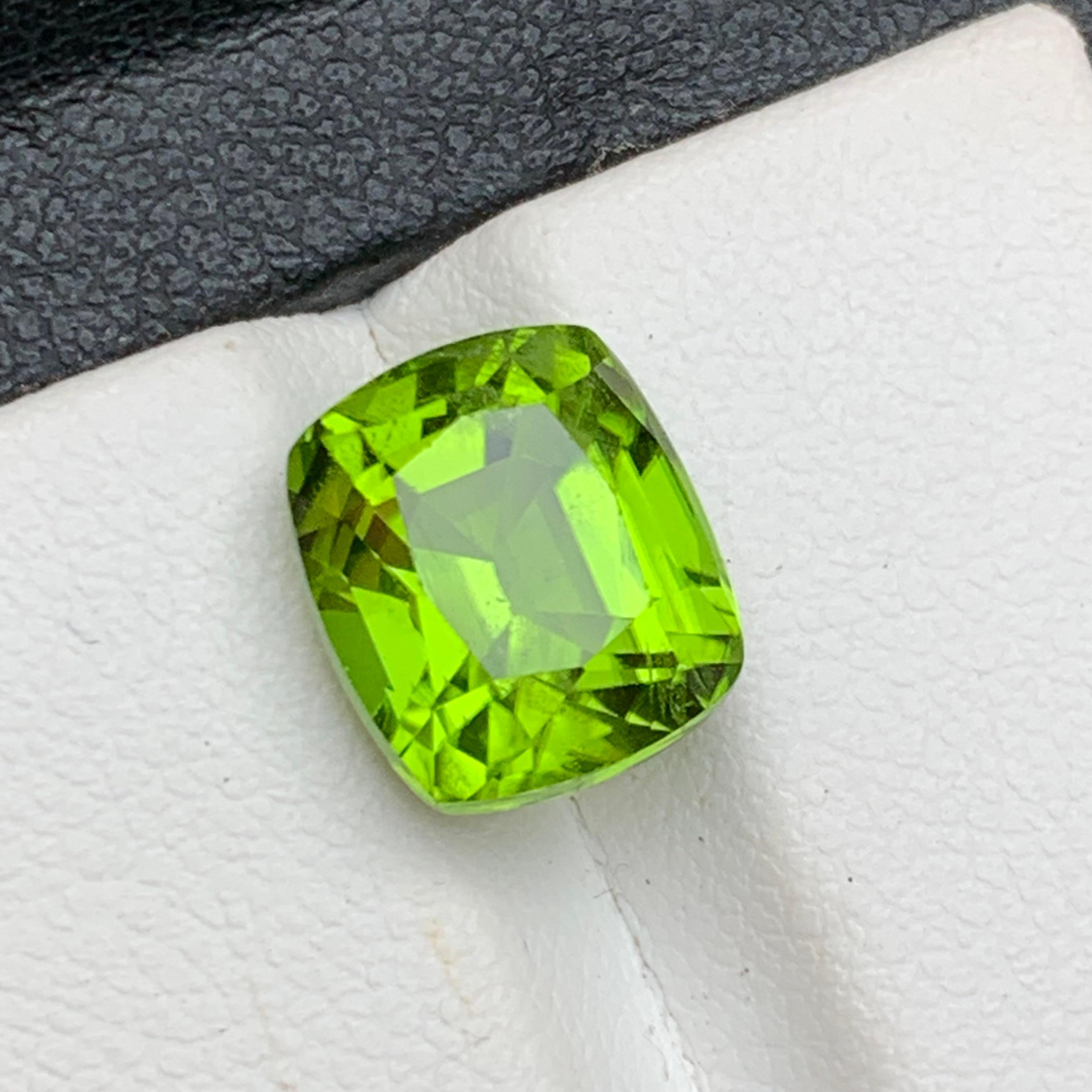 Péridot Naturel Vert Vif pour Bague, Collier, Pendentif, ou tout autre bijou - taille coussin de la Vallée de Supat, Kohistan Pakistan !

💎 TYPE DE PIERRE PRÉCIEUSE : Péridot
⚖️ POIDS :  5,95 Carats
🪚 SHAPE & CUT : Coupe coussin
📏 TAILLE (MM) :