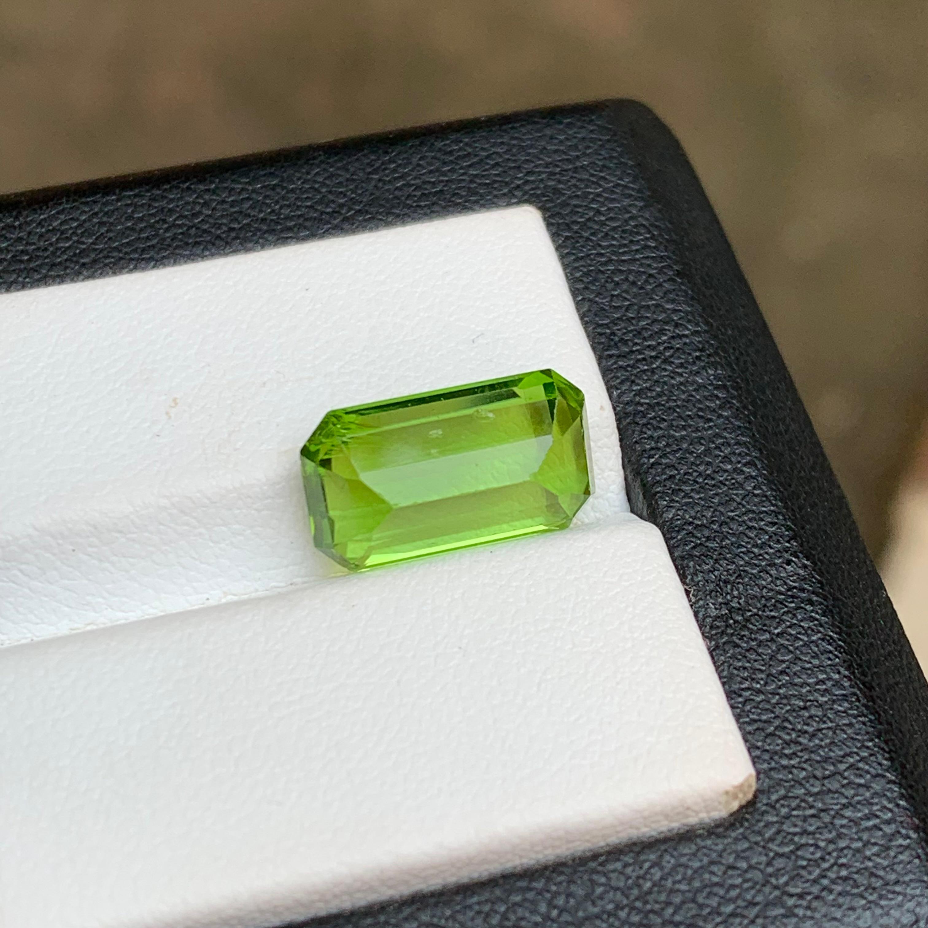 Vivid Green Natural Peridot Ring, Pendant Gemstone 6.65 Ct Emerald Cut-Jewelry In New Condition In Peshawar, PK