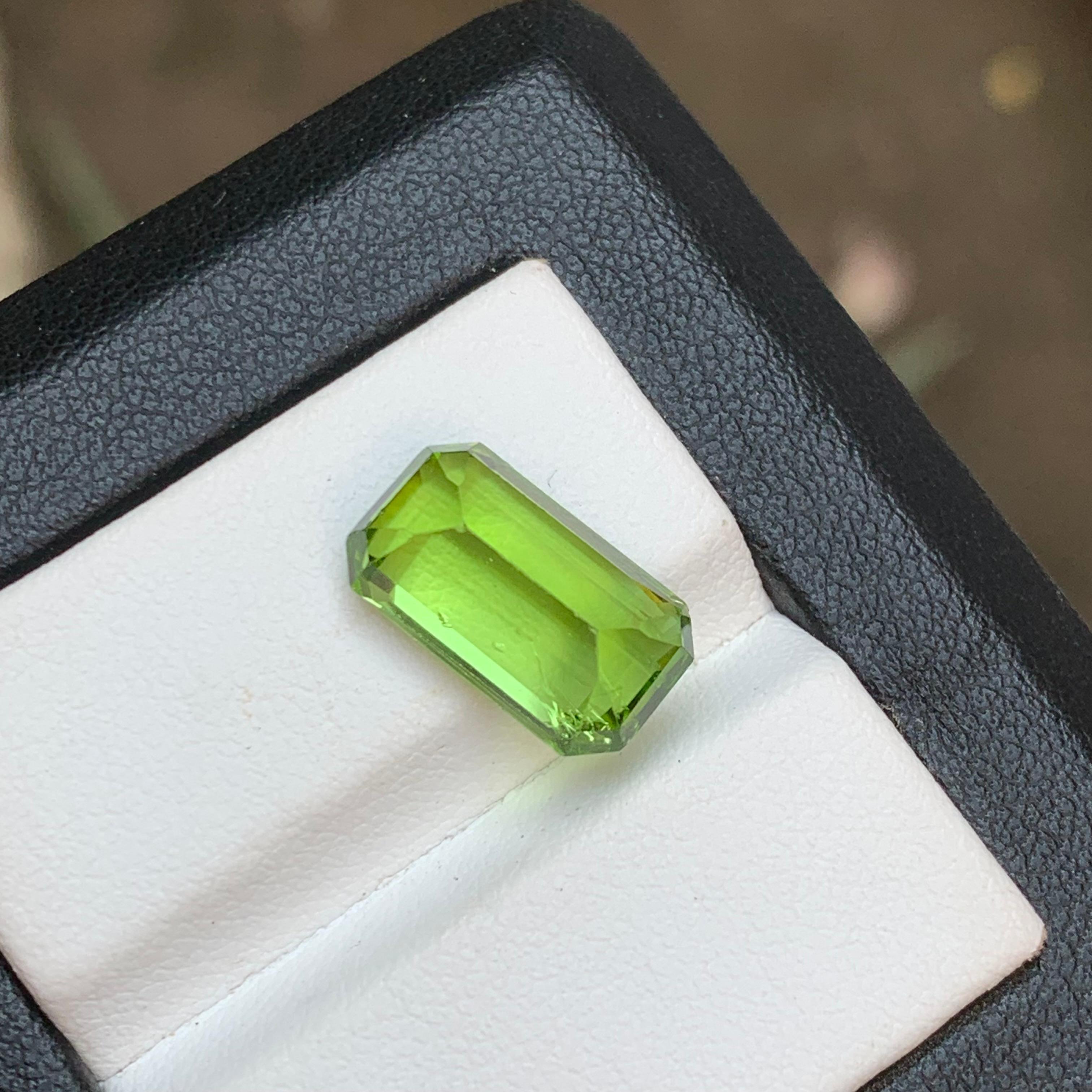 Anello di peridoto naturale verde vivo, ciondolo di pietra preziosa 6,65 carati taglio smeraldo - Gioielli In condizioni Nuovo a Peshawar, PK