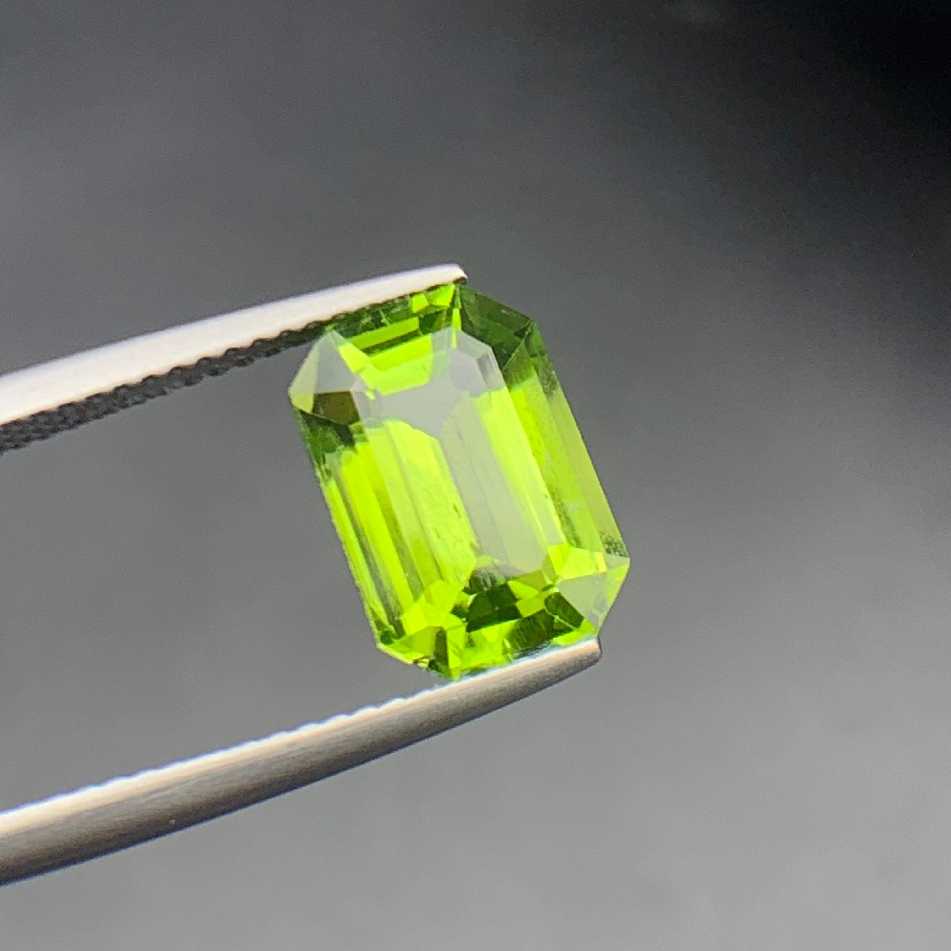 Ciondolo ad anello di peridoto naturale verde vivo, gemma sciolta da 4,15 carati, ottagono - Gioielli in vendita 4