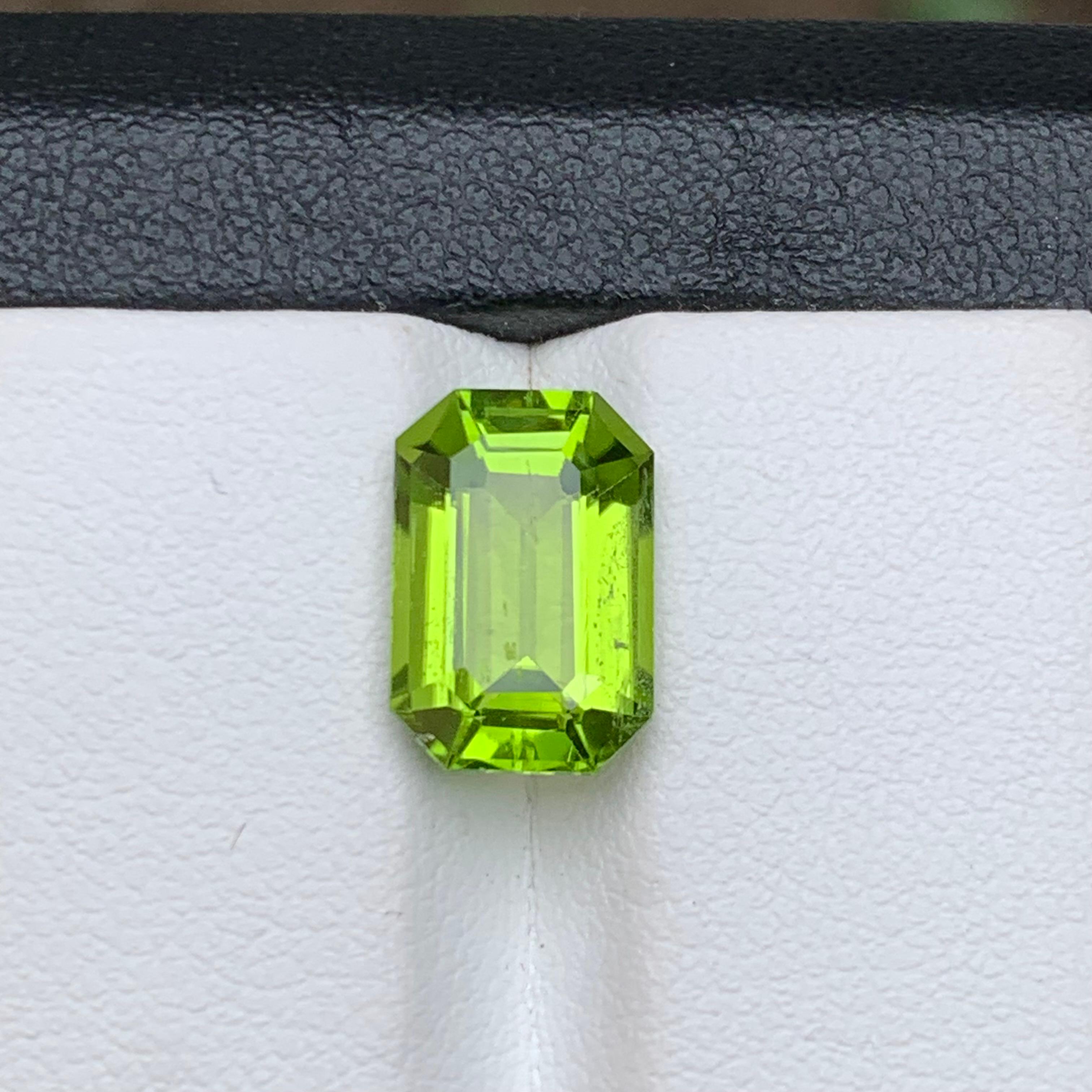 Ciondolo ad anello di peridoto naturale verde vivo, gemma sciolta da 4,15 carati, ottagono - Gioielli in vendita 6