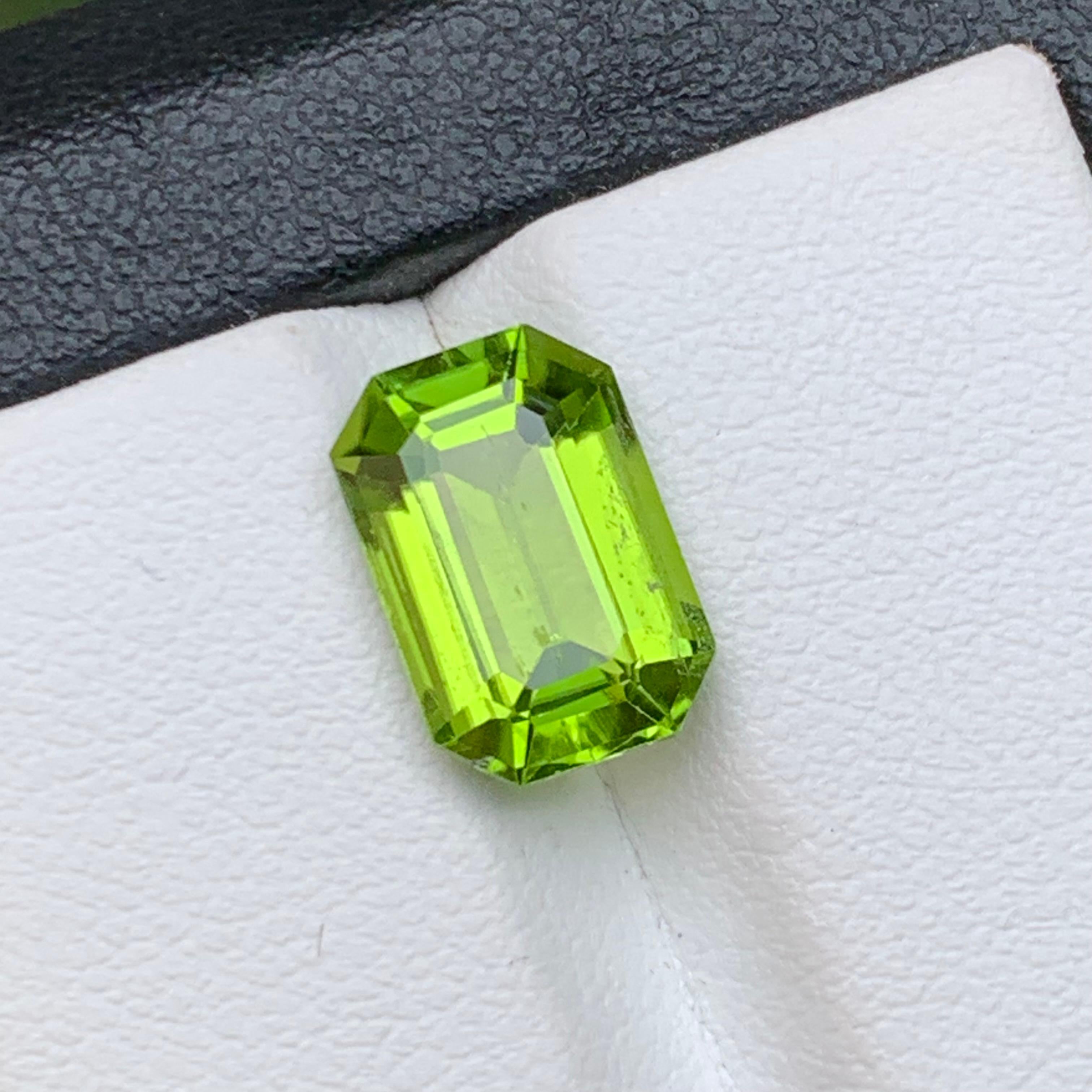 Taglio smeraldo Ciondolo ad anello di peridoto naturale verde vivo, gemma sciolta da 4,15 carati, ottagono - Gioielli in vendita
