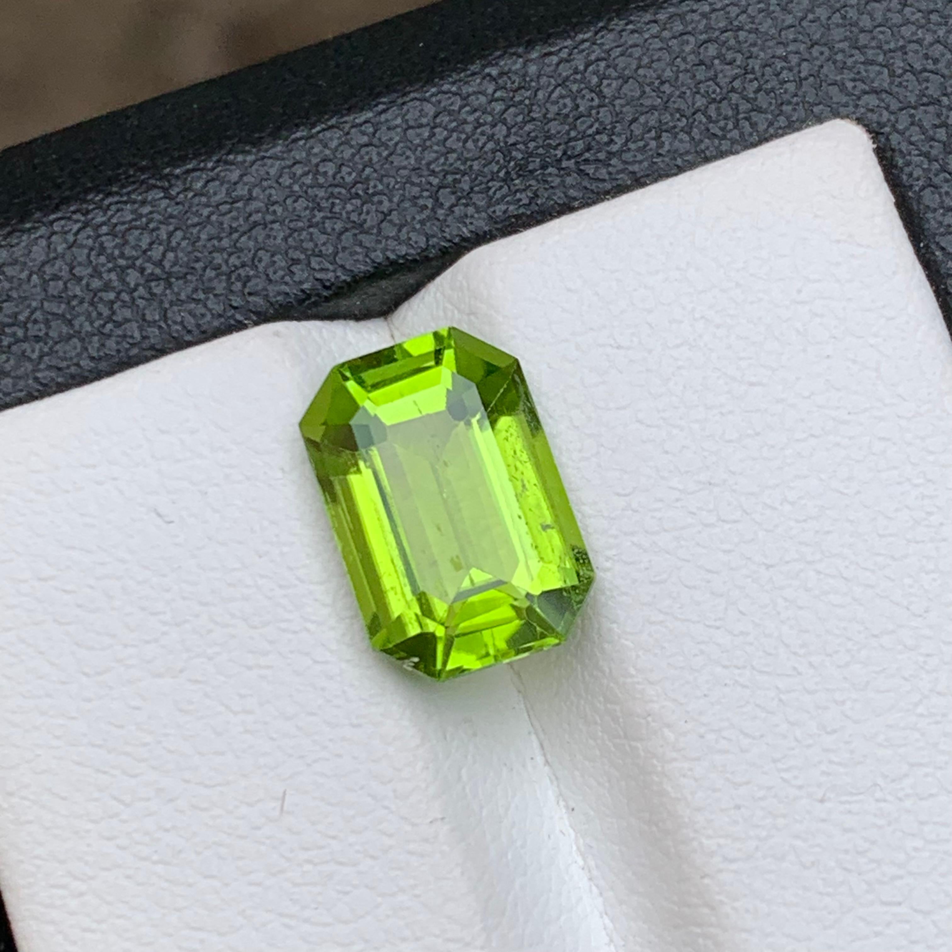 Ciondolo ad anello di peridoto naturale verde vivo, gemma sciolta da 4,15 carati, ottagono - Gioielli in vendita 3