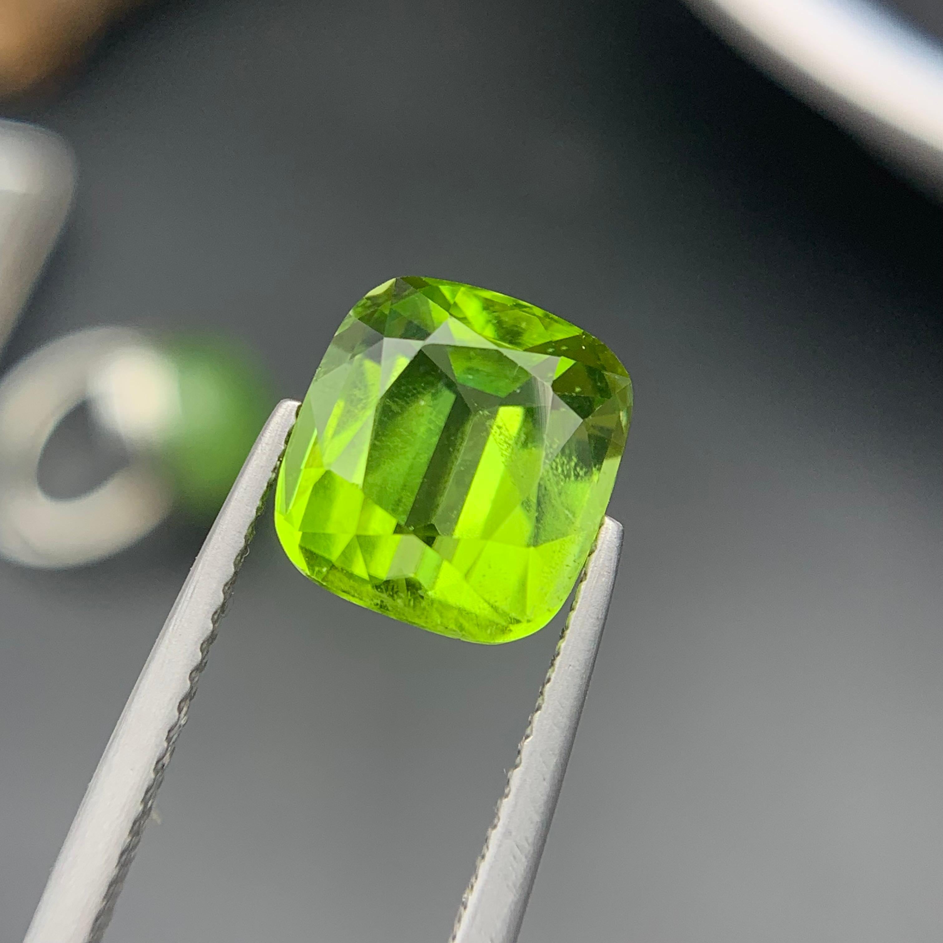 Vivid Green Natural Peridot Ring, Anhänger Lose Edelstein 5,05 Ct Cushion Cut (Zeitgenössisch) im Angebot