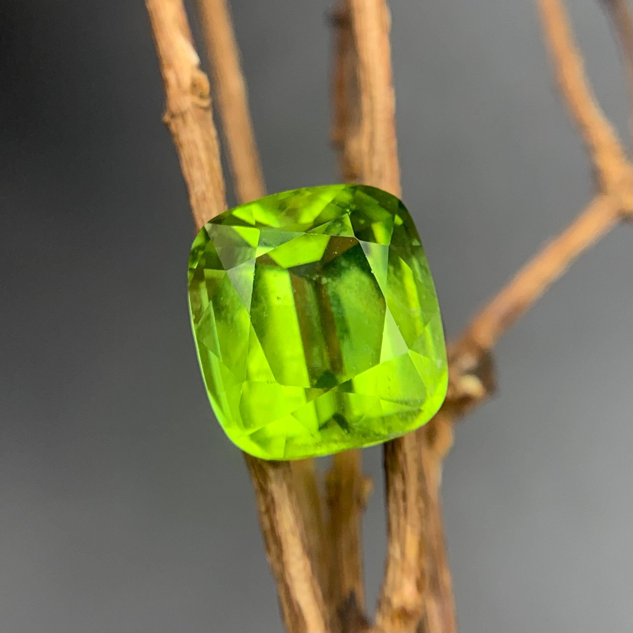 Vivid Green Natural Peridot Ring, Anhänger Lose Edelstein 5,05 Ct Cushion Cut (Kissenschliff) im Angebot