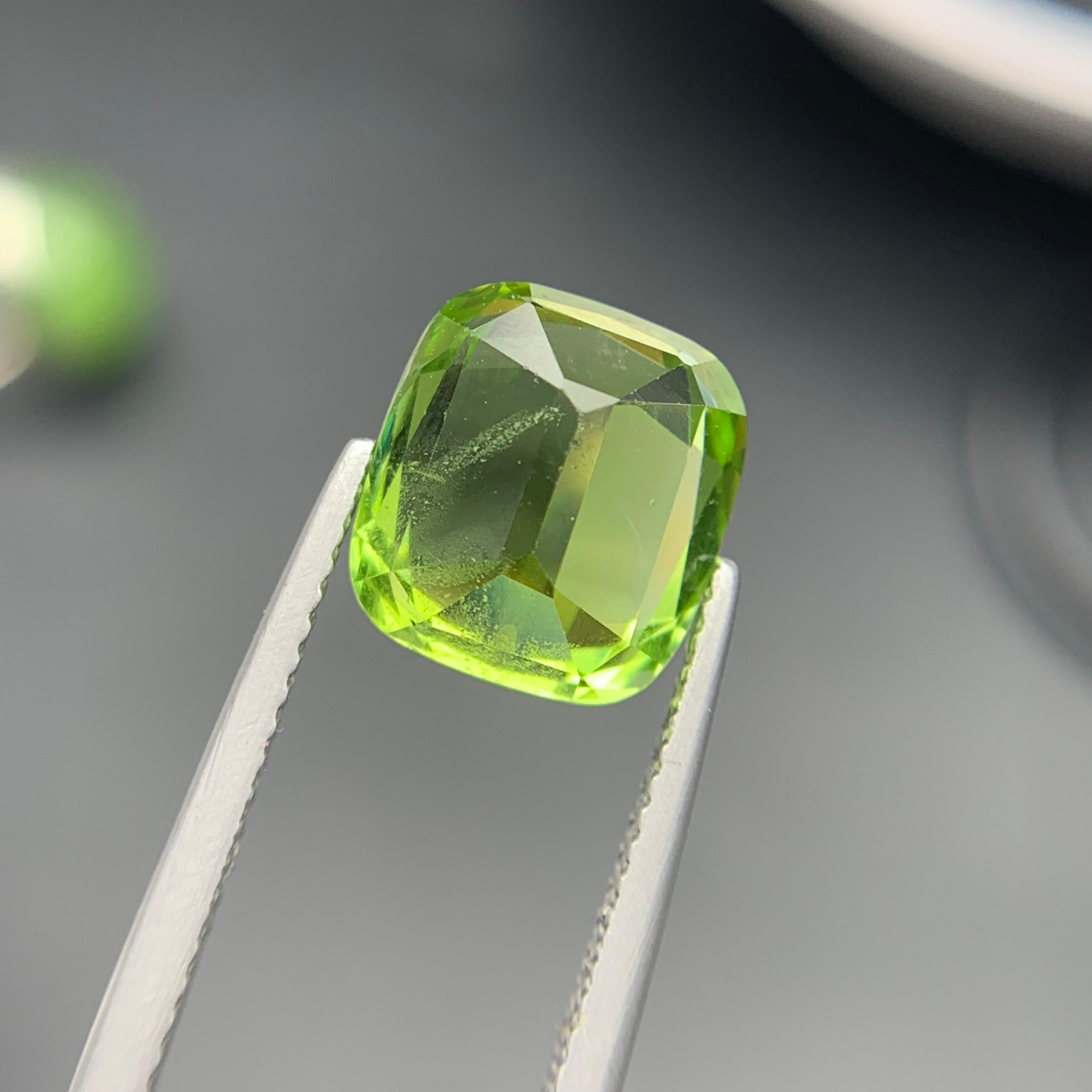 Vivid Green Natural Peridot Ring, Anhänger Lose Edelstein 5,05 Ct Cushion Cut im Zustand „Neu“ im Angebot in Peshawar, PK