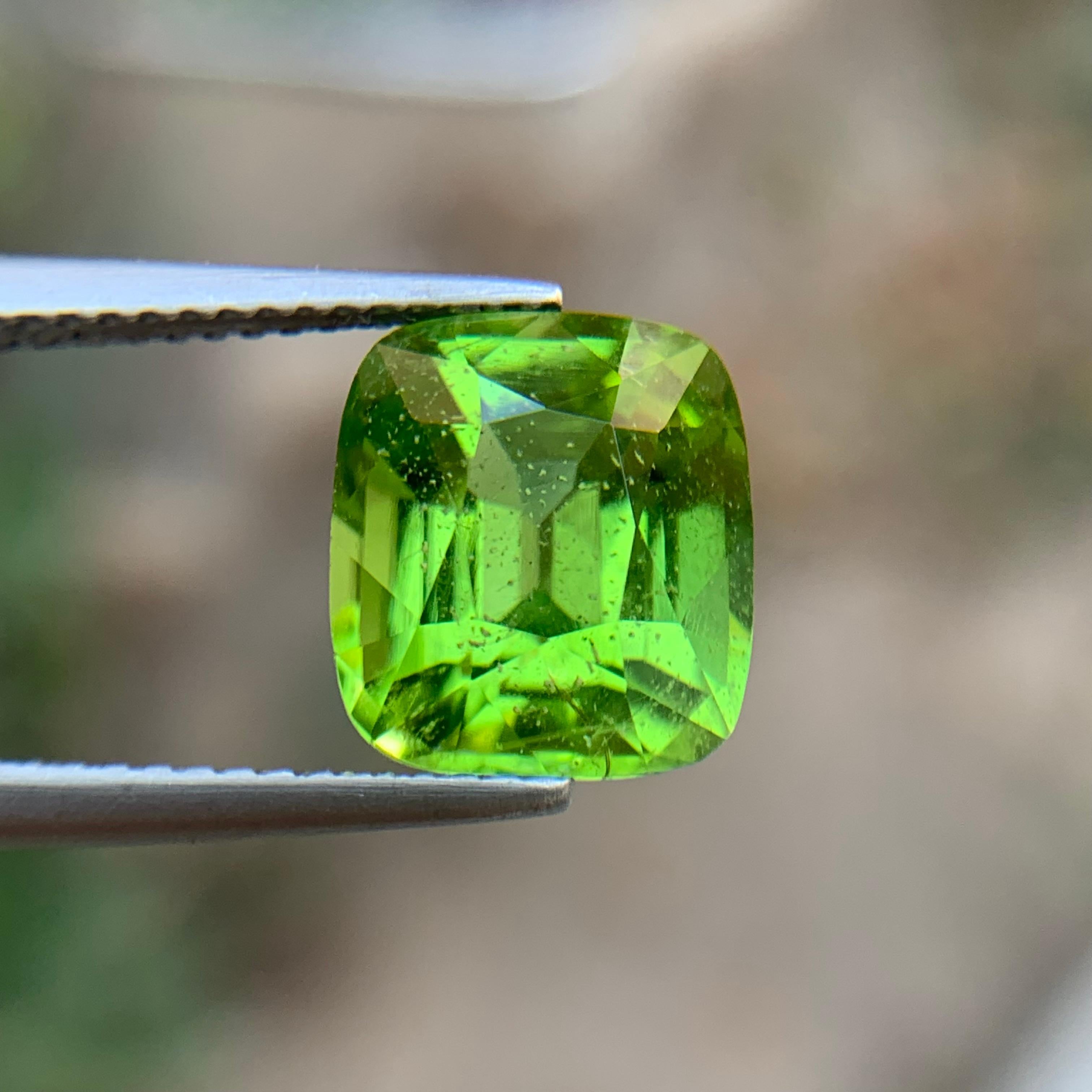 Vivid Green Natural Peridot Ring, Anhänger Lose Edelstein 5.35 Karat Cushion Cut (Zeitgenössisch) im Angebot