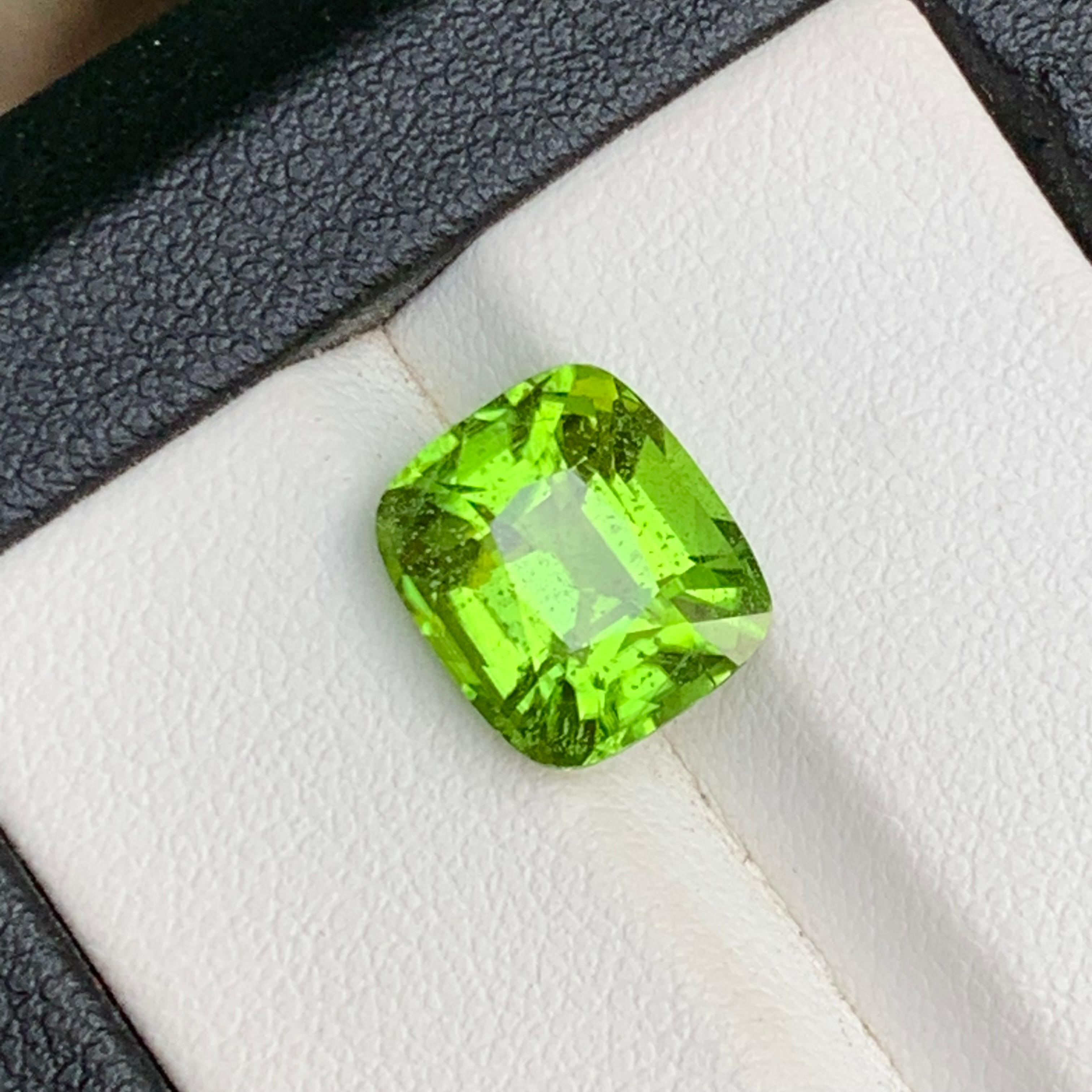 Vivid Green Natural Peridot Ring, Anhänger Lose Edelstein 5.35 Karat Cushion Cut (Kissenschliff) im Angebot