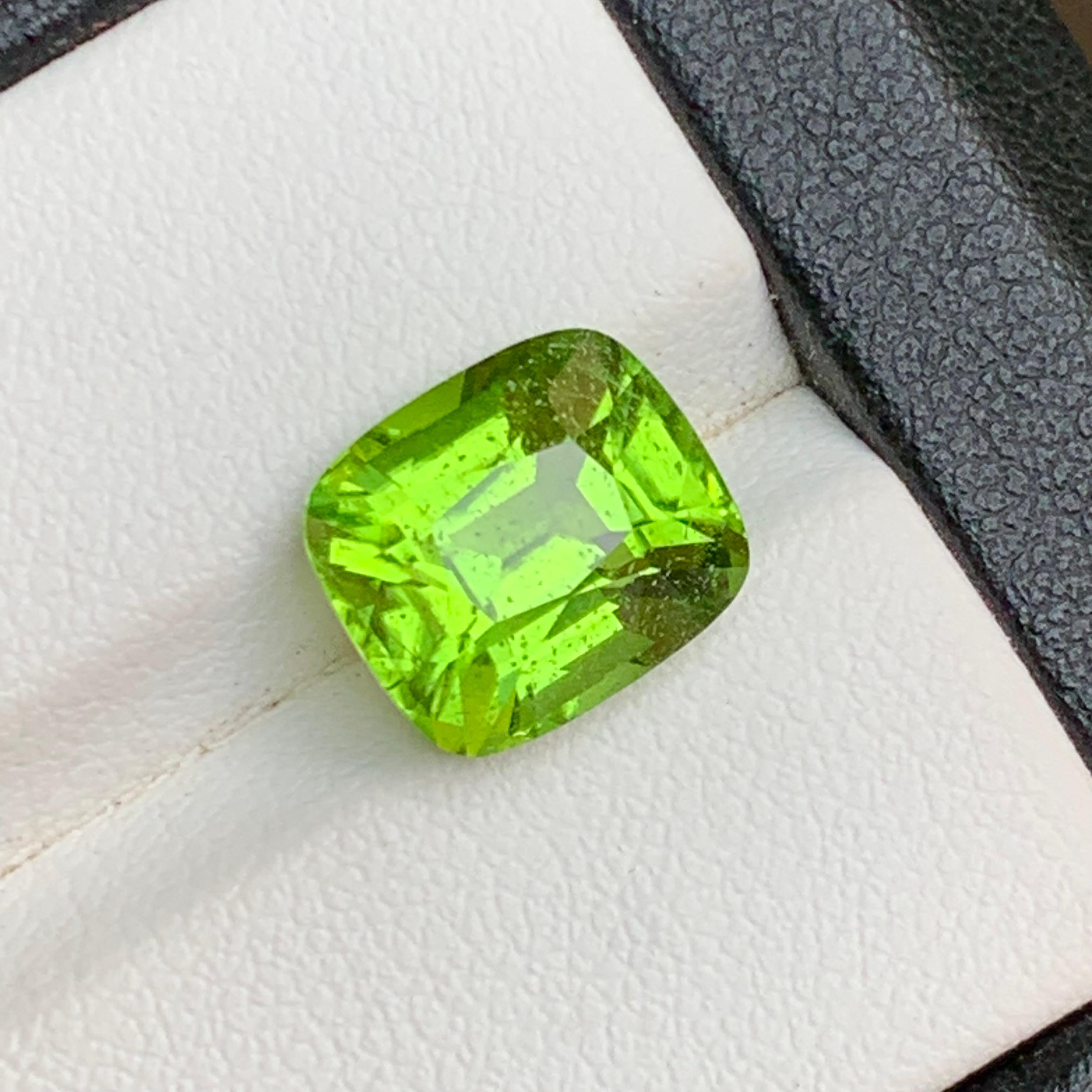 Vivid Green Natural Peridot Ring, Anhänger Lose Edelstein 5.35 Karat Cushion Cut im Zustand „Neu“ im Angebot in Peshawar, PK