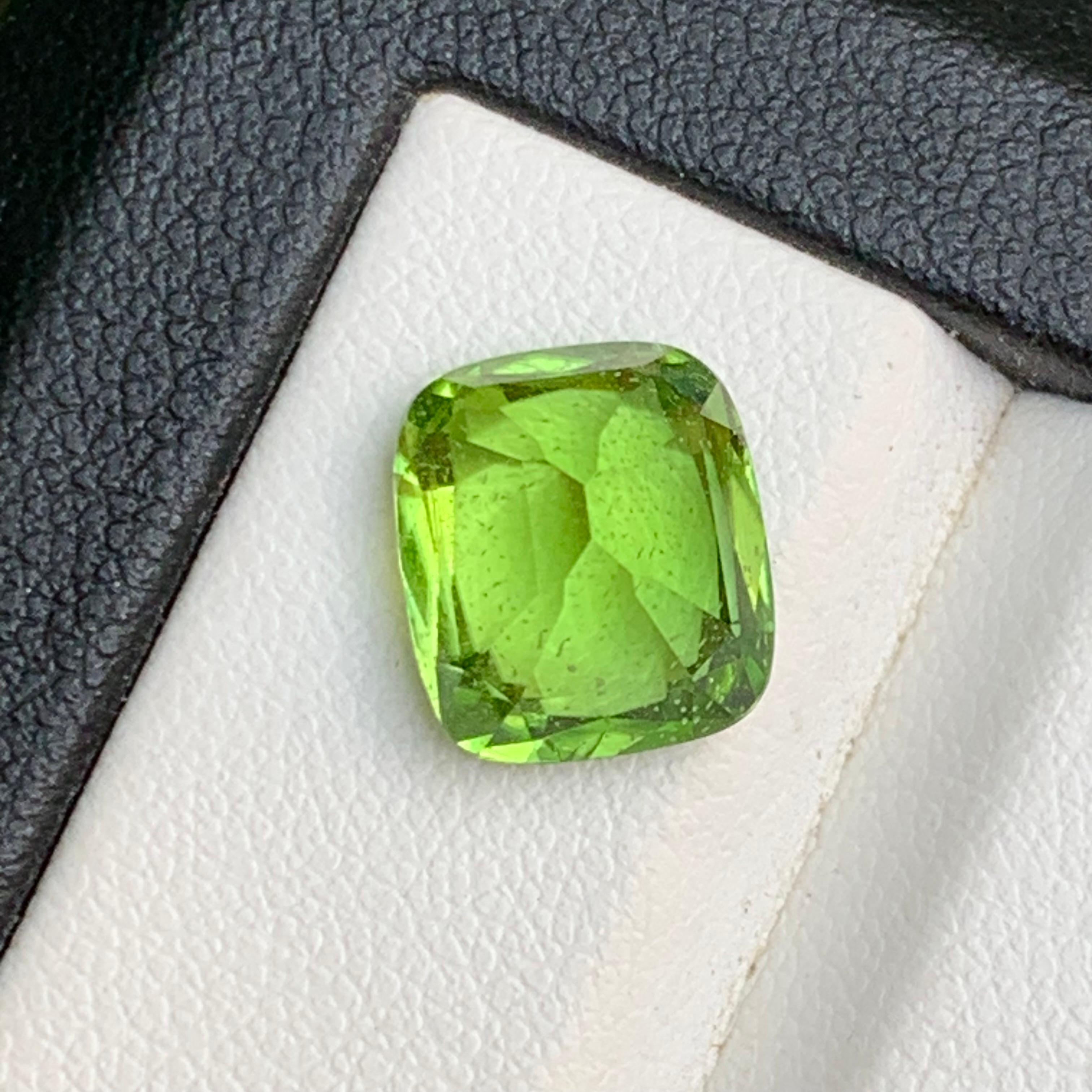 Vivid Green Natural Peridot Ring, Anhänger Lose Edelstein 5.35 Karat Cushion Cut im Angebot 1
