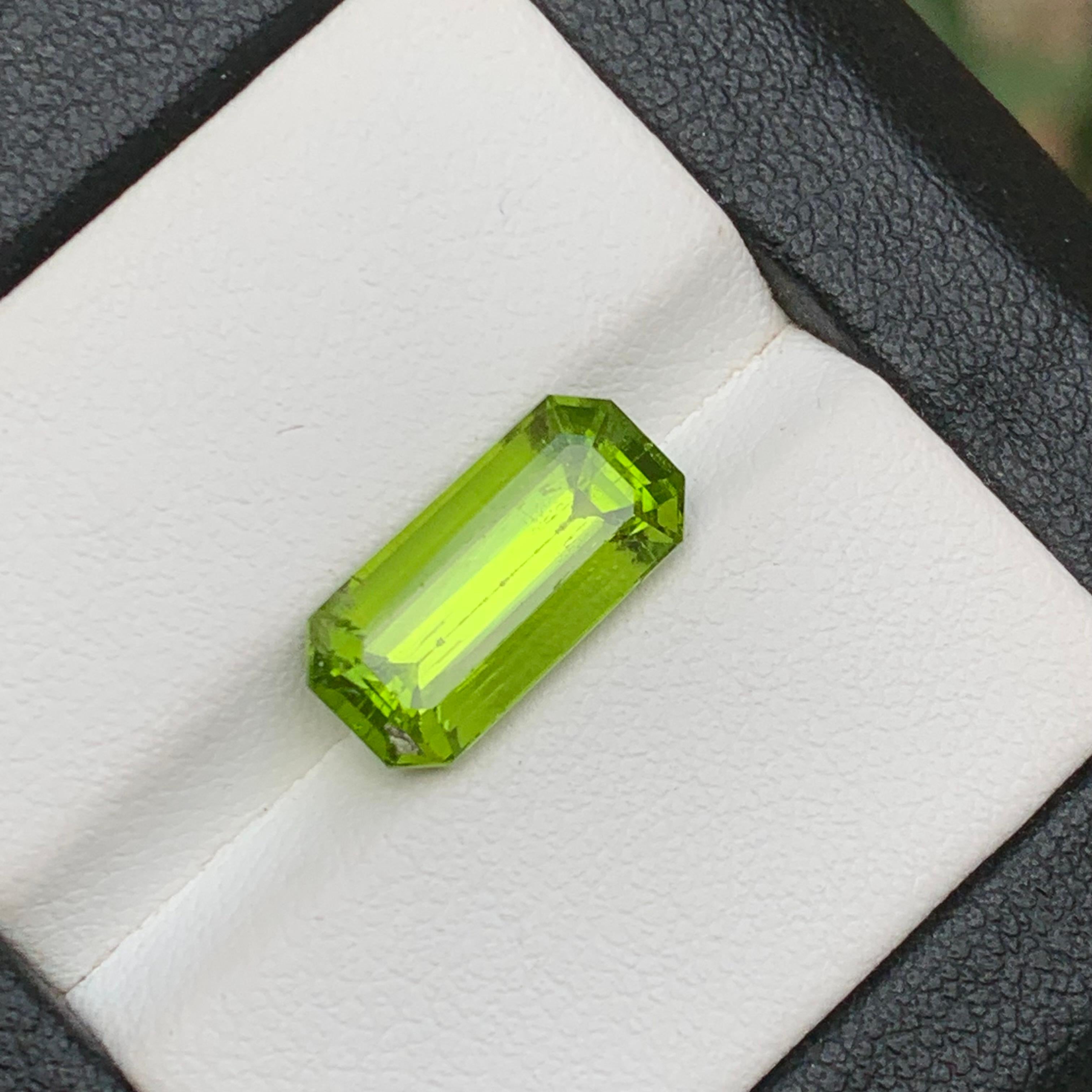 Contemporary Vivid Green Natural Peridot Ring Pendant Loose Gemstone 5.35Ct Emerald Cut-Jewel For Sale
