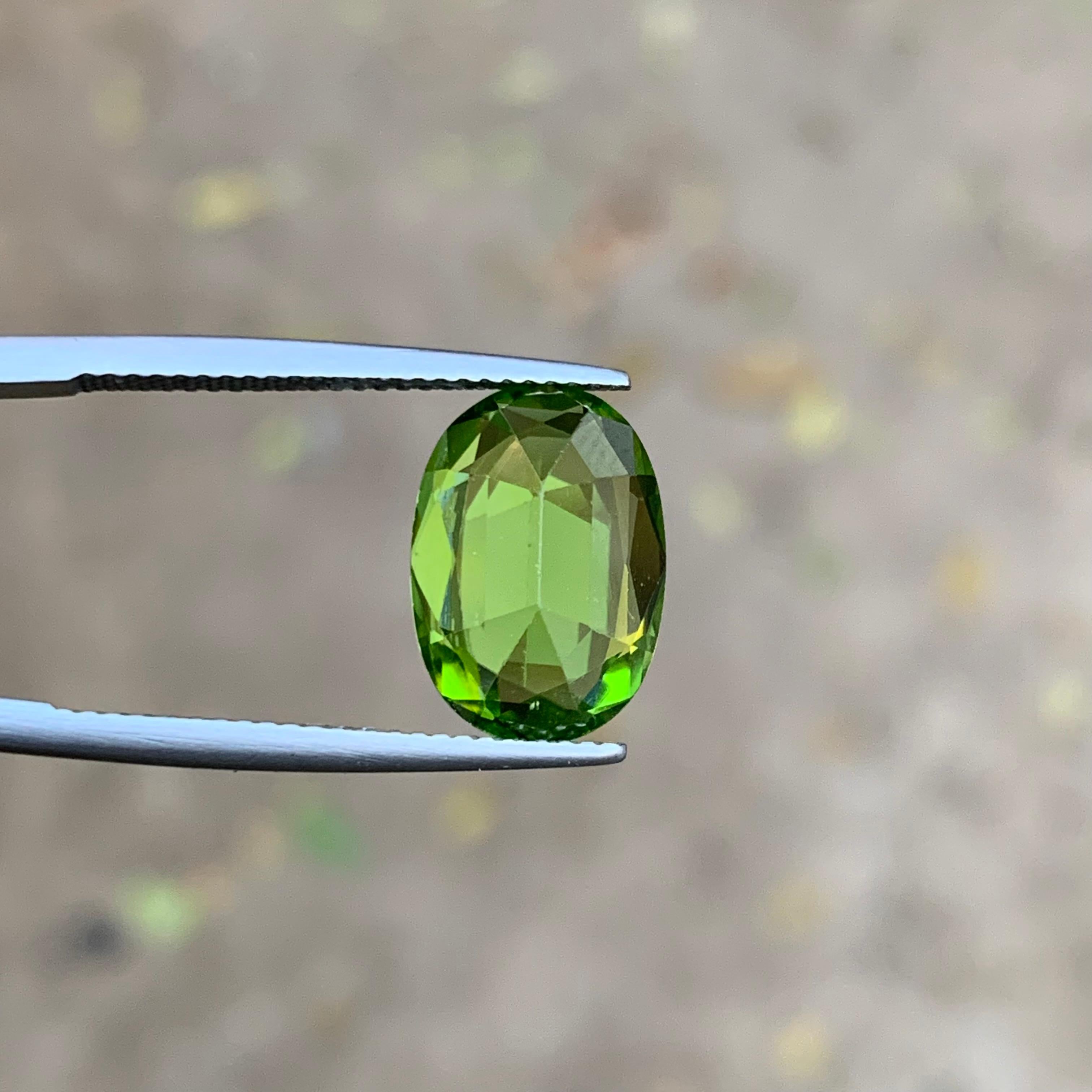 Anello con peridoto naturale verde vivo, ciondolo, gemma sciolta 5,60 carati, taglio ovale a cuscino in vendita 4