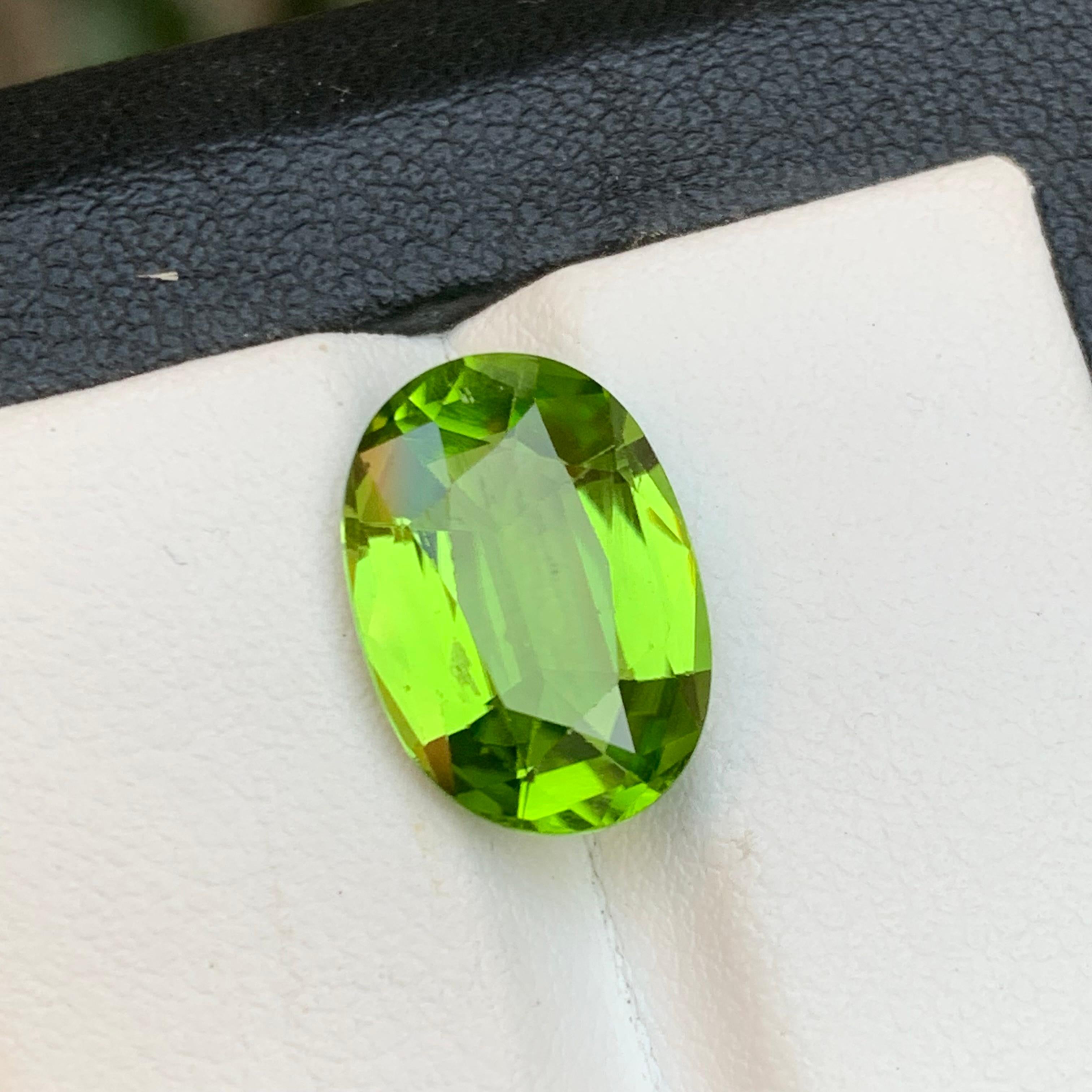 Anello con peridoto naturale verde vivo, ciondolo, gemma sciolta 5,60 carati, taglio ovale a cuscino in vendita 5
