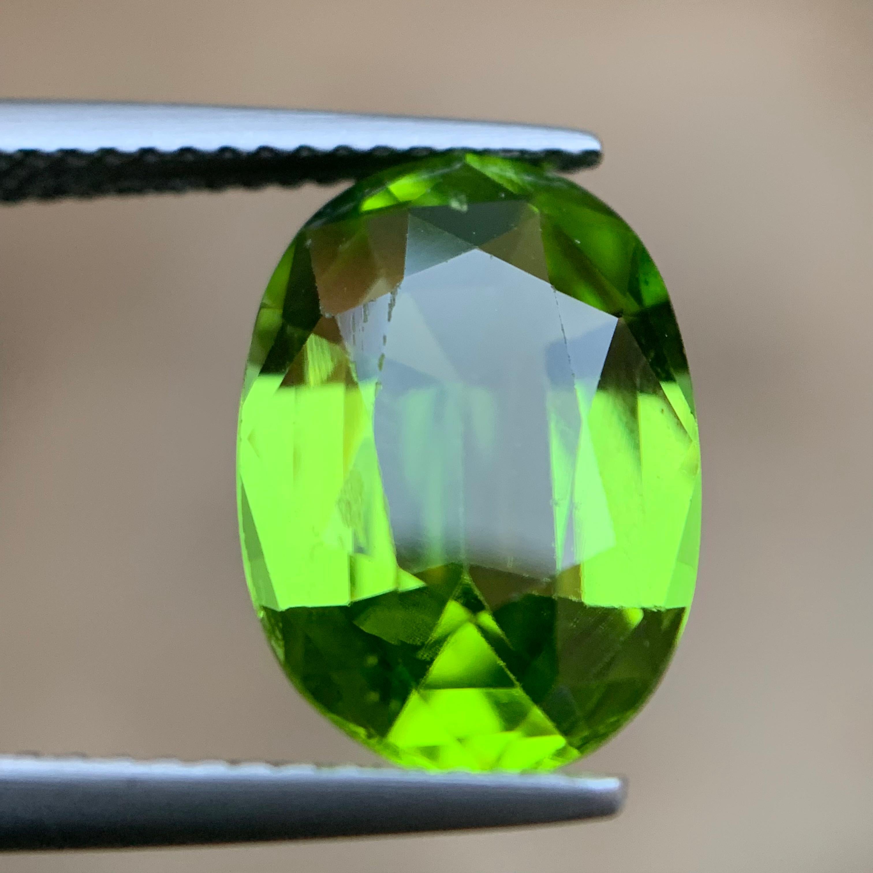 Anello con peridoto naturale verde vivo, ciondolo, gemma sciolta 5,60 carati, taglio ovale a cuscino in vendita 6