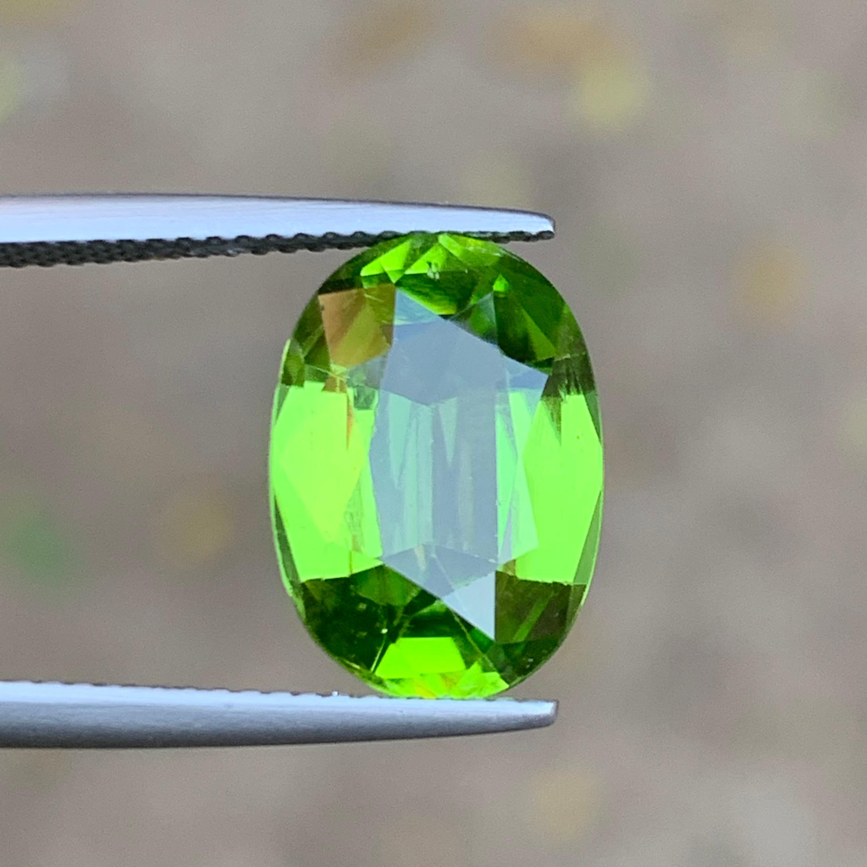 Gemma sfusa di peridoto naturale di colore verde vivo per anello, collana, ciondolo, bracciale o qualsiasi altro gioiello, taglio ovale a cuscino del Pakistan!!!

💎 TIPO DI GEMMA: Peridoto 
⚖️ PESO: 5,60 Carati
FORMA E TAGLIO: Taglio ovale a