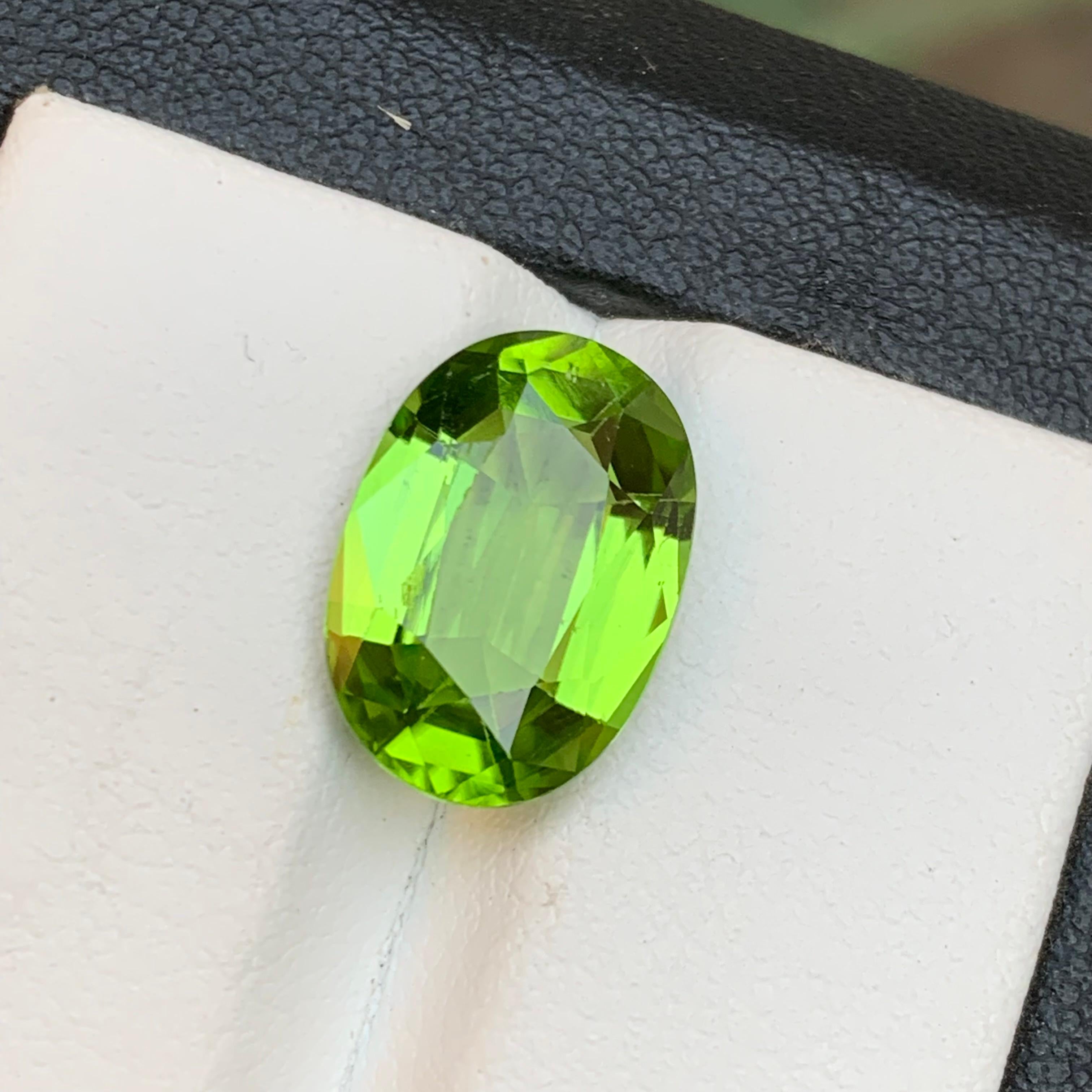 Contemporaneo Anello con peridoto naturale verde vivo, ciondolo, gemma sciolta 5,60 carati, taglio ovale a cuscino in vendita