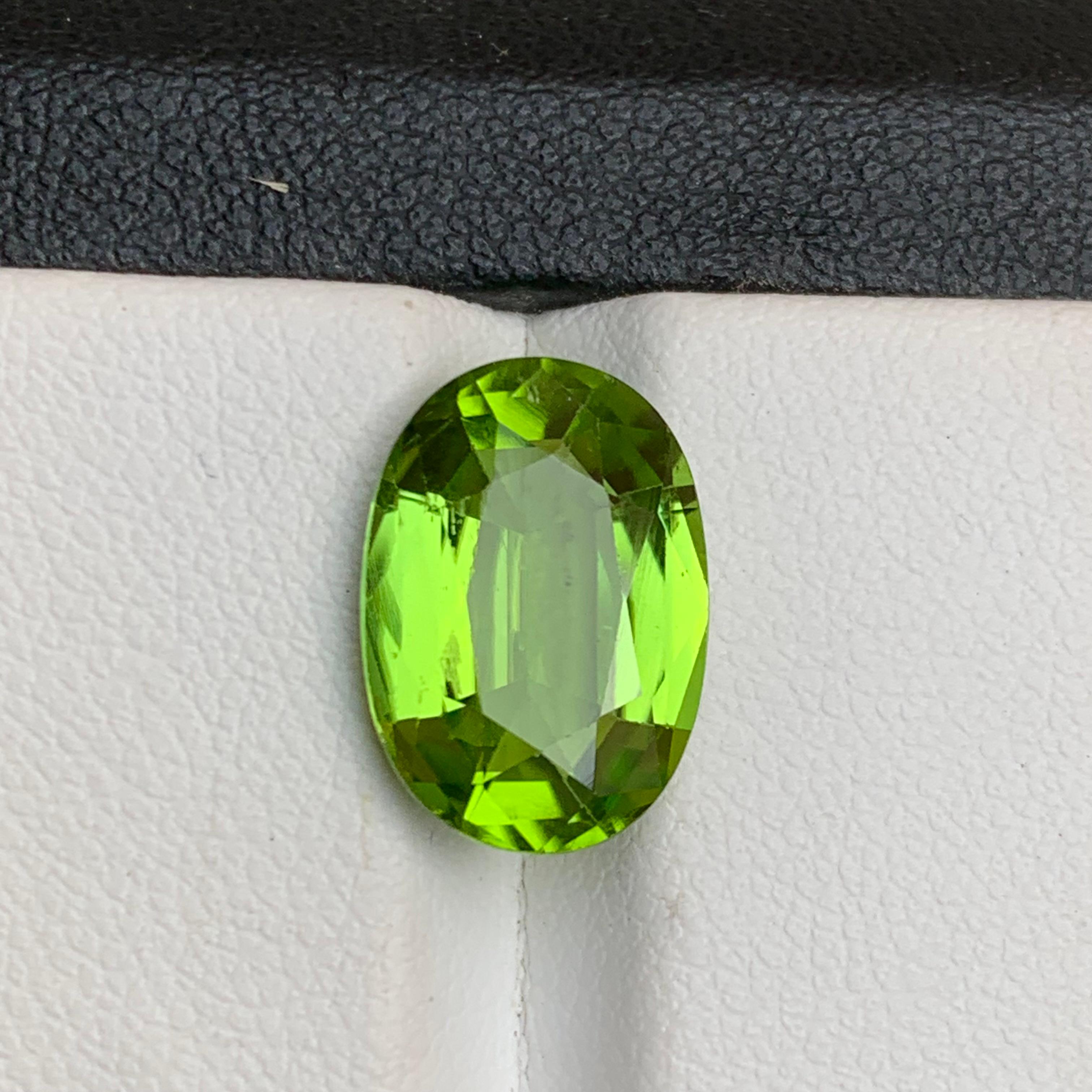 Taglio ovale Anello con peridoto naturale verde vivo, ciondolo, gemma sciolta 5,60 carati, taglio ovale a cuscino in vendita