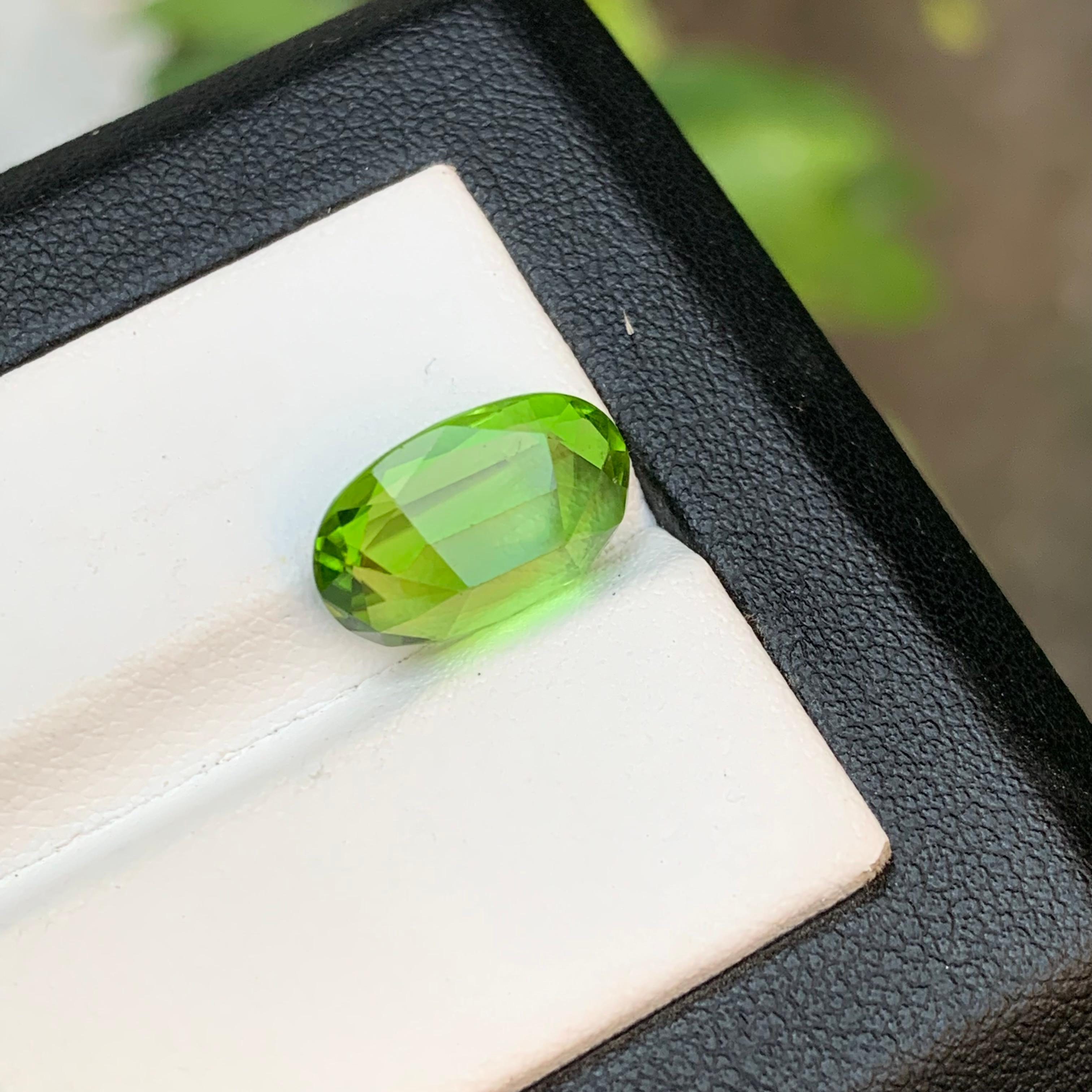 Anello con peridoto naturale verde vivo, ciondolo, gemma sciolta 5,60 carati, taglio ovale a cuscino In condizioni Nuovo in vendita a Peshawar, PK