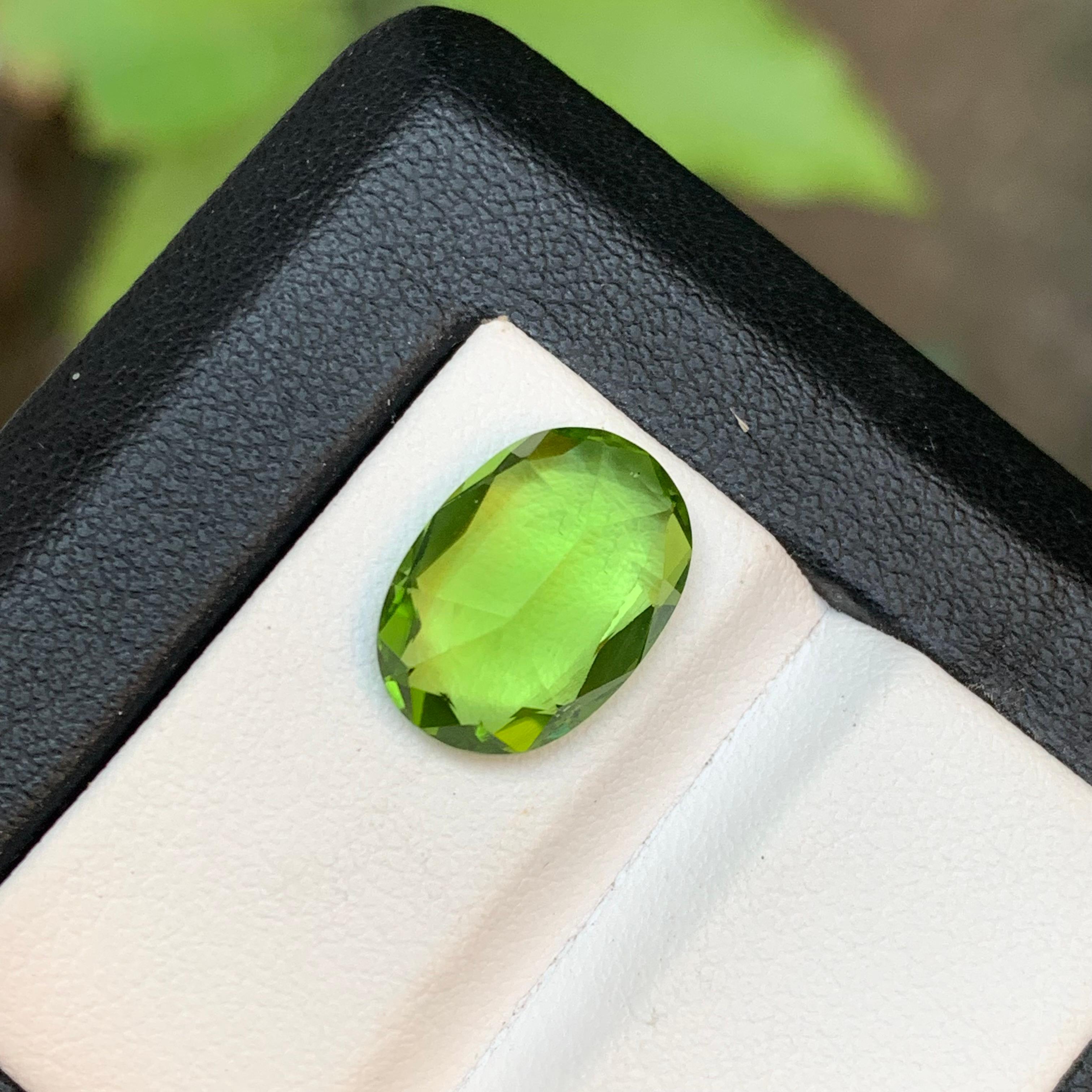 da uomo o donna Anello con peridoto naturale verde vivo, ciondolo, gemma sciolta 5,60 carati, taglio ovale a cuscino in vendita