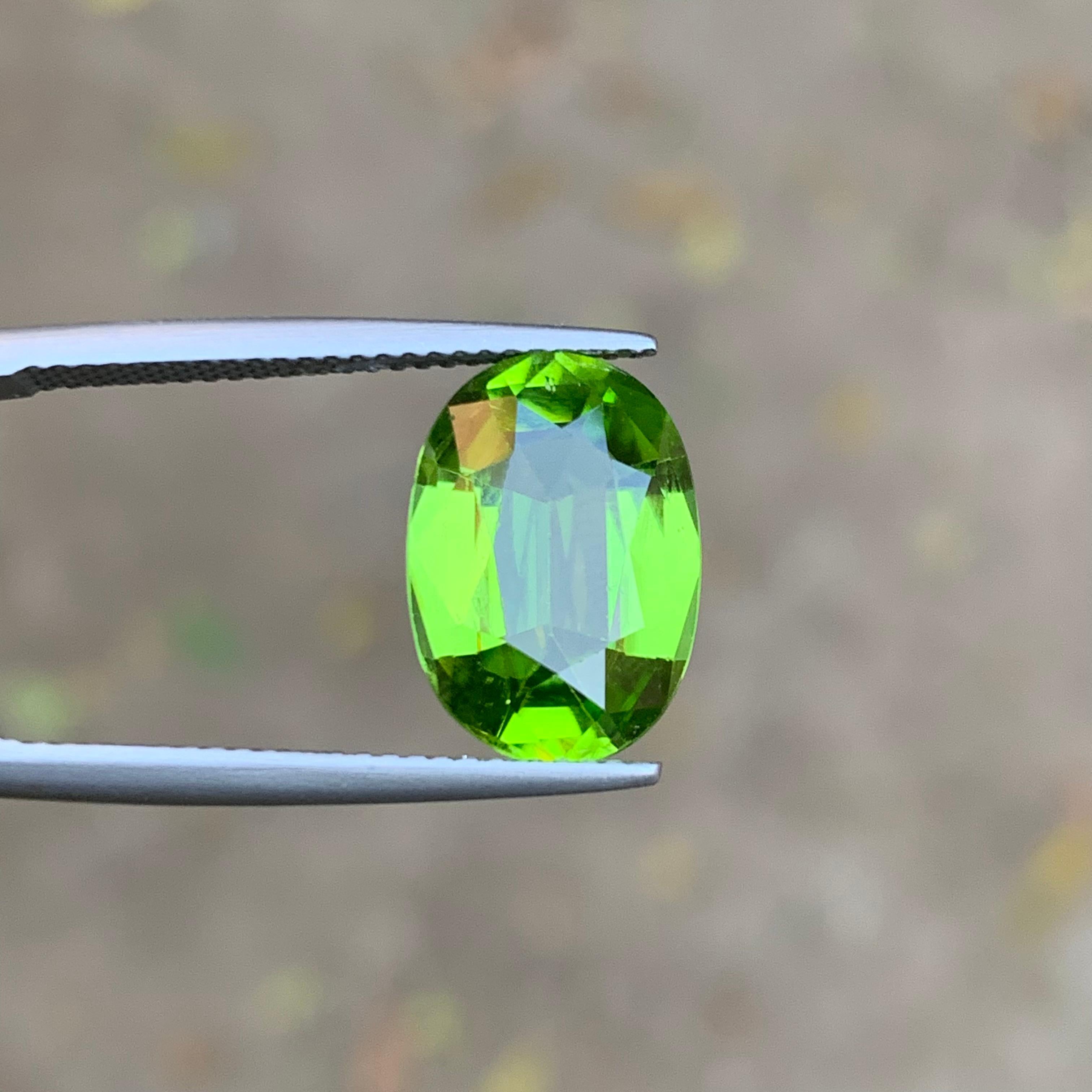 Anello con peridoto naturale verde vivo, ciondolo, gemma sciolta 5,60 carati, taglio ovale a cuscino in vendita 1