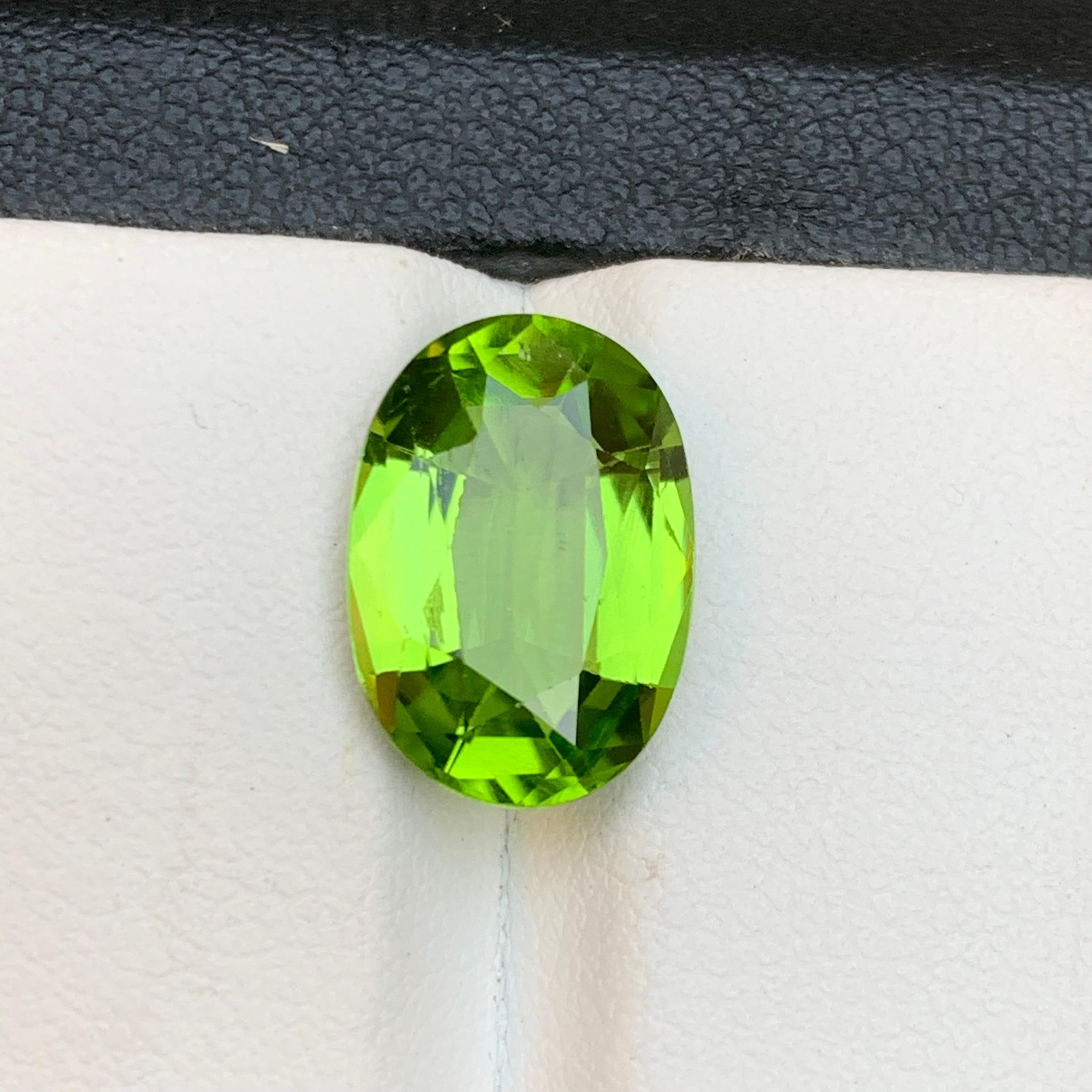 Anello con peridoto naturale verde vivo, ciondolo, gemma sciolta 5,60 carati, taglio ovale a cuscino in vendita 2