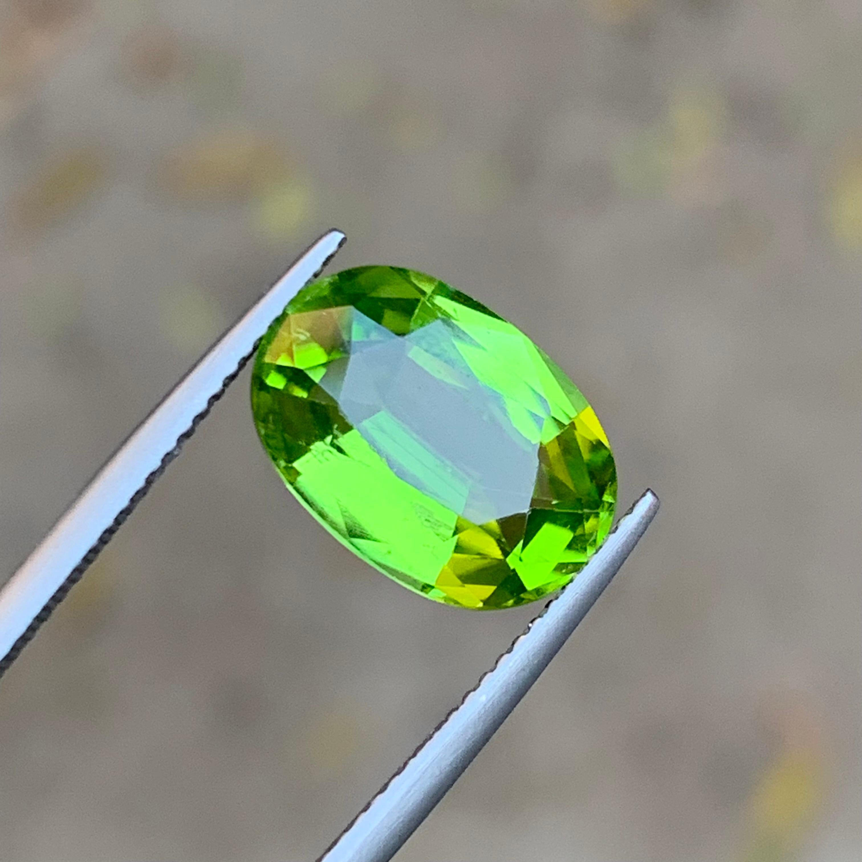 Anello con peridoto naturale verde vivo, ciondolo, gemma sciolta 5,60 carati, taglio ovale a cuscino in vendita 3