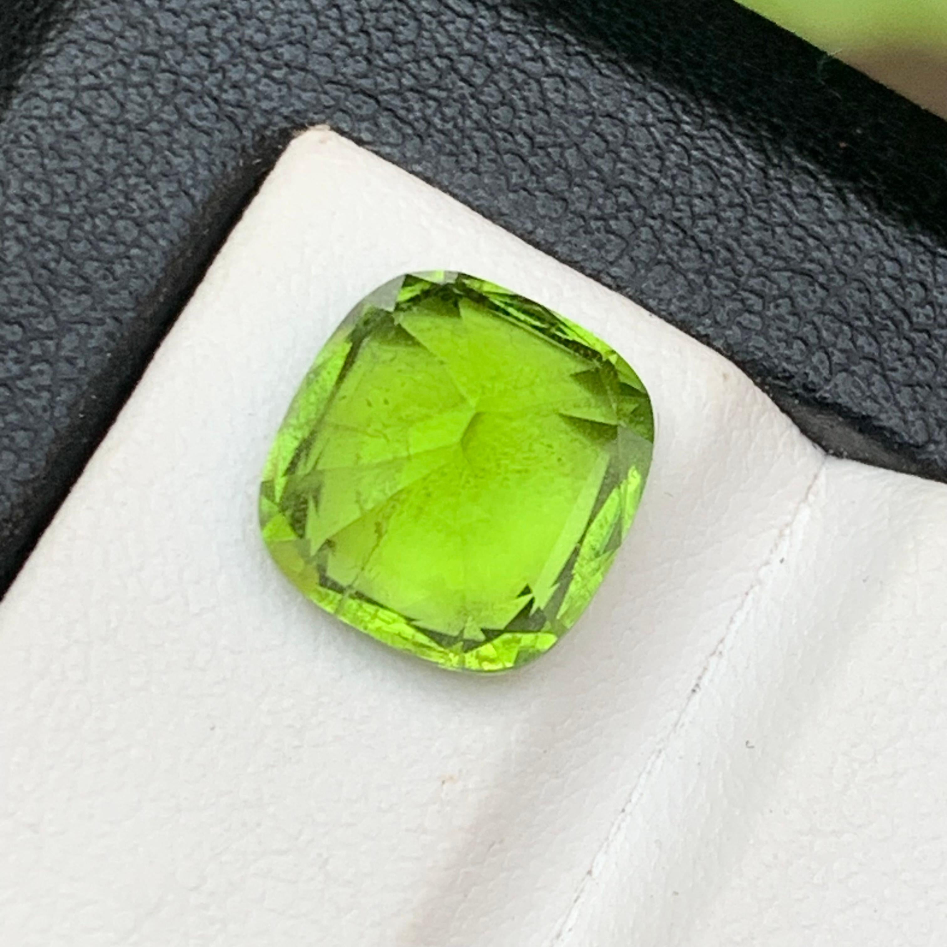 Vivid Green Natural Peridot Ring, Pendant Loose Gemstone 5.85 Carat Cushion Cut In New Condition For Sale In Peshawar, PK