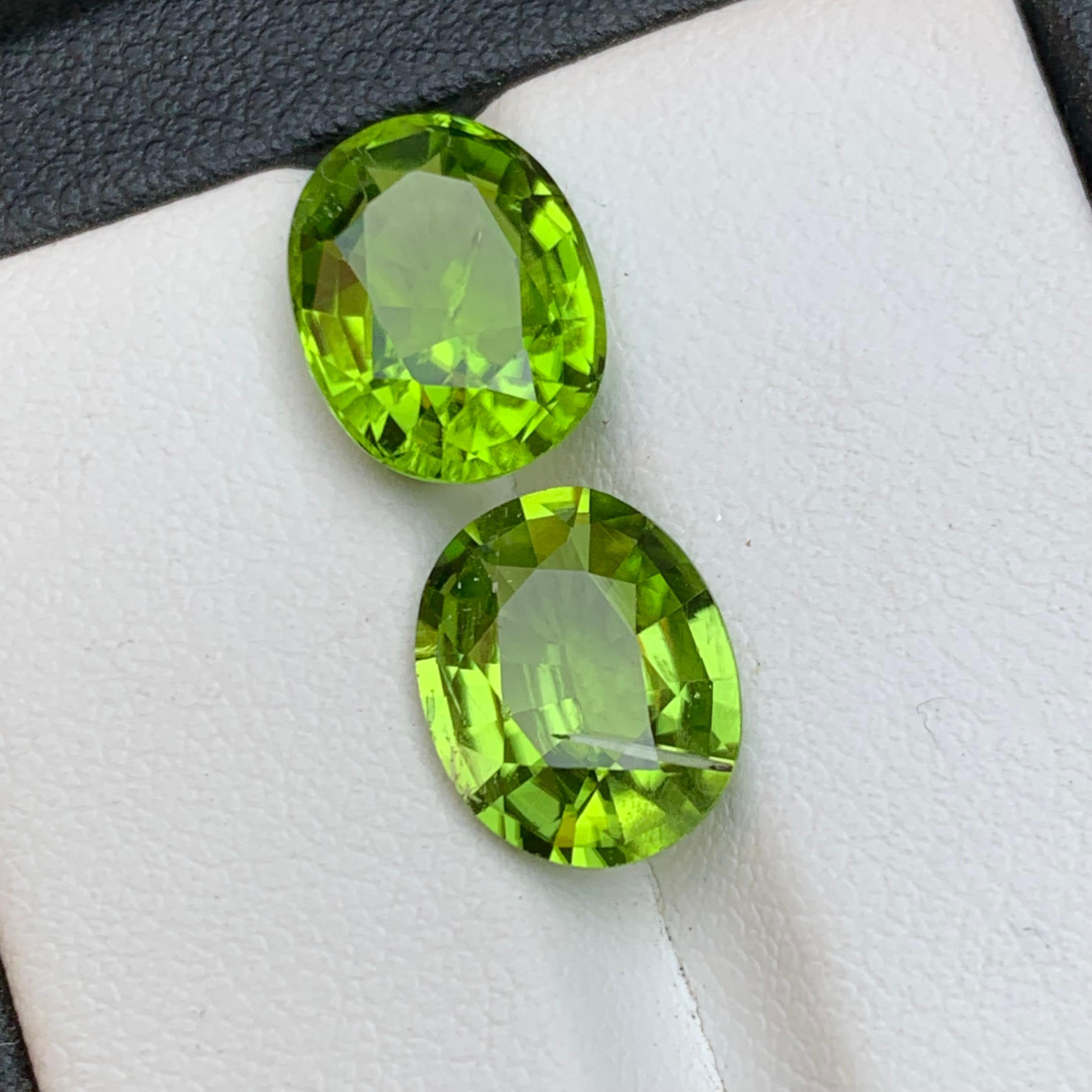 Modernist Vivid Green Natural Peridot Rings, Earrings Loose Gemstones 7.20Ct Oval Cushion For Sale